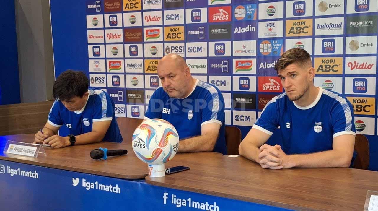 Pelatih Persib, Bojan Hodak (tengah) bersama pemainnya Nick Kuipers (kanan), saat konferensi pers jelang lawan Persita. (Foto: Arif Rahman/INDOSPORT)