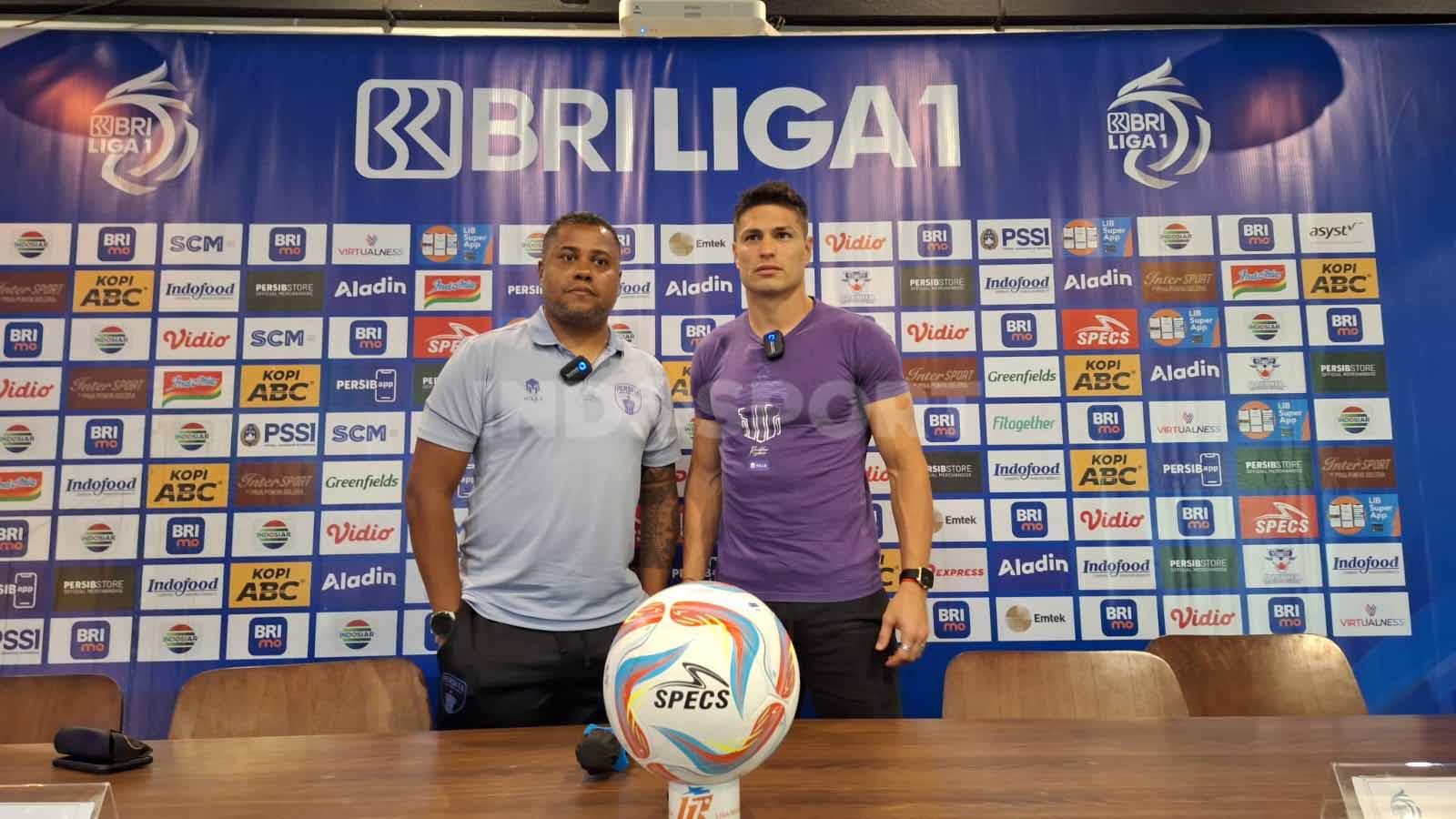 Pelatih Persita Tangerang, Divaldo Alves, dan pemainnya Ramiro Fergonzi. Foto: Arif Rahman/INDOSPORT.
