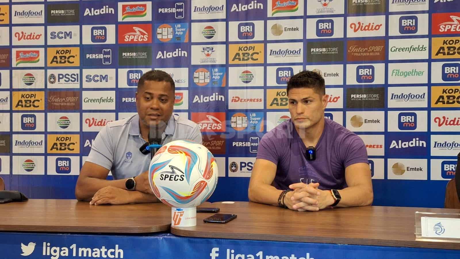 Pelatih Persita Tangerang, Divaldo Alves dan pemainnya Ramiro Fergonzi, saat konferensi pers jelang lawan Persib. (Foto: Arif Rahman/INDOSPORT) - INDOSPORT