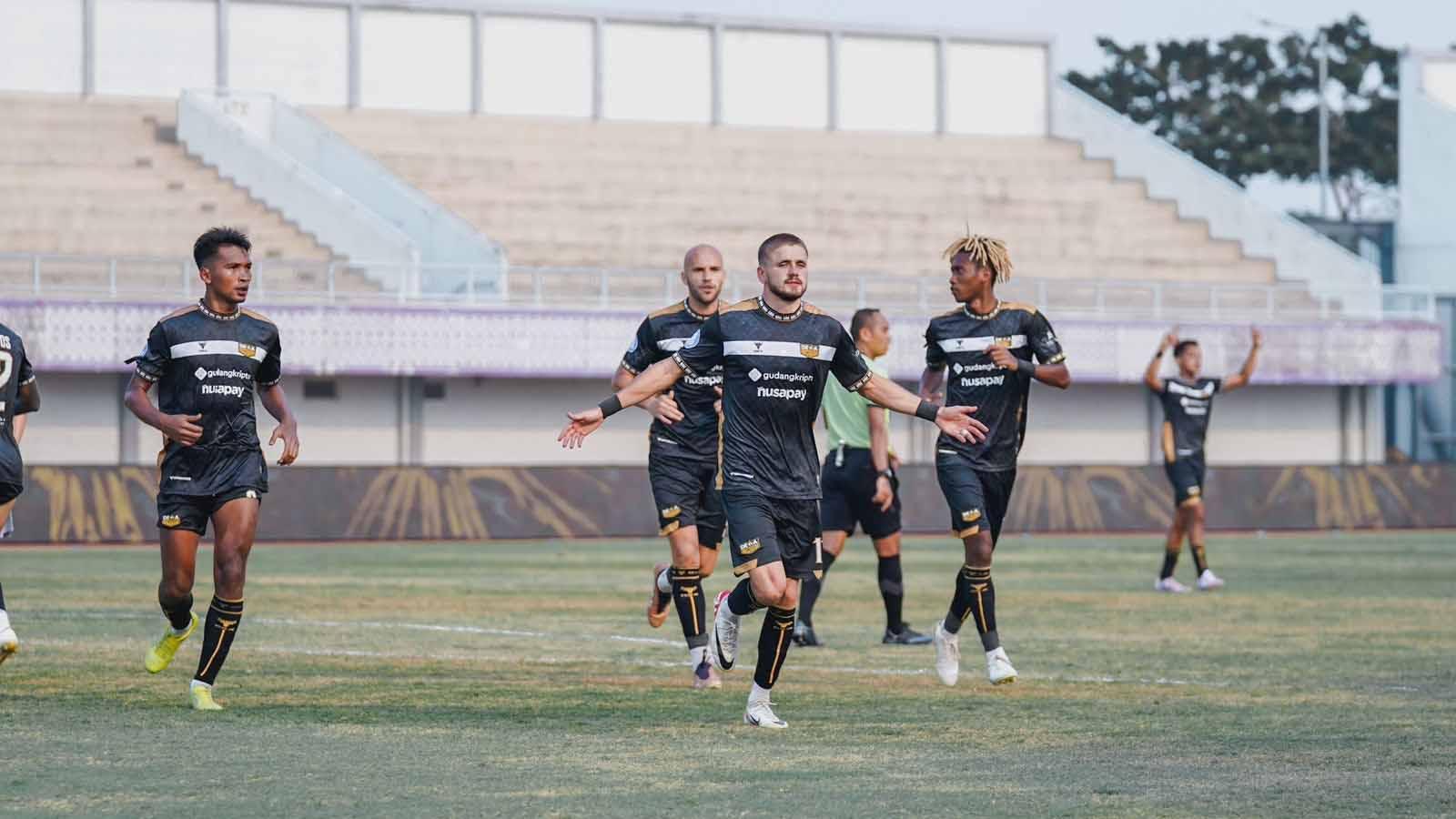 Selebrasi pemain Dewa United Majed Osman bersama rekan setimnya usai mencetak gol ke gawang Persebaya Surabaya pada pekan ke-14 Liga 1 2023 di Stadion Indomilk Arena (Tangerang), Sabtu (30/09/23). (Foto: MO Dewa United)
