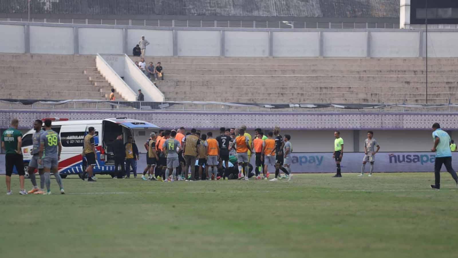 Pemain Dewa United, Ady Setiawan dibawa ke rumah sakit setelah insiden tabrakan dengan pemain Persebaya Surabaya pekan ke-14 Liga 1 2023 di Stadion Indomilk Arena (Tangerang), Sabtu (30/09/23). (Foto: MO Dewa United)