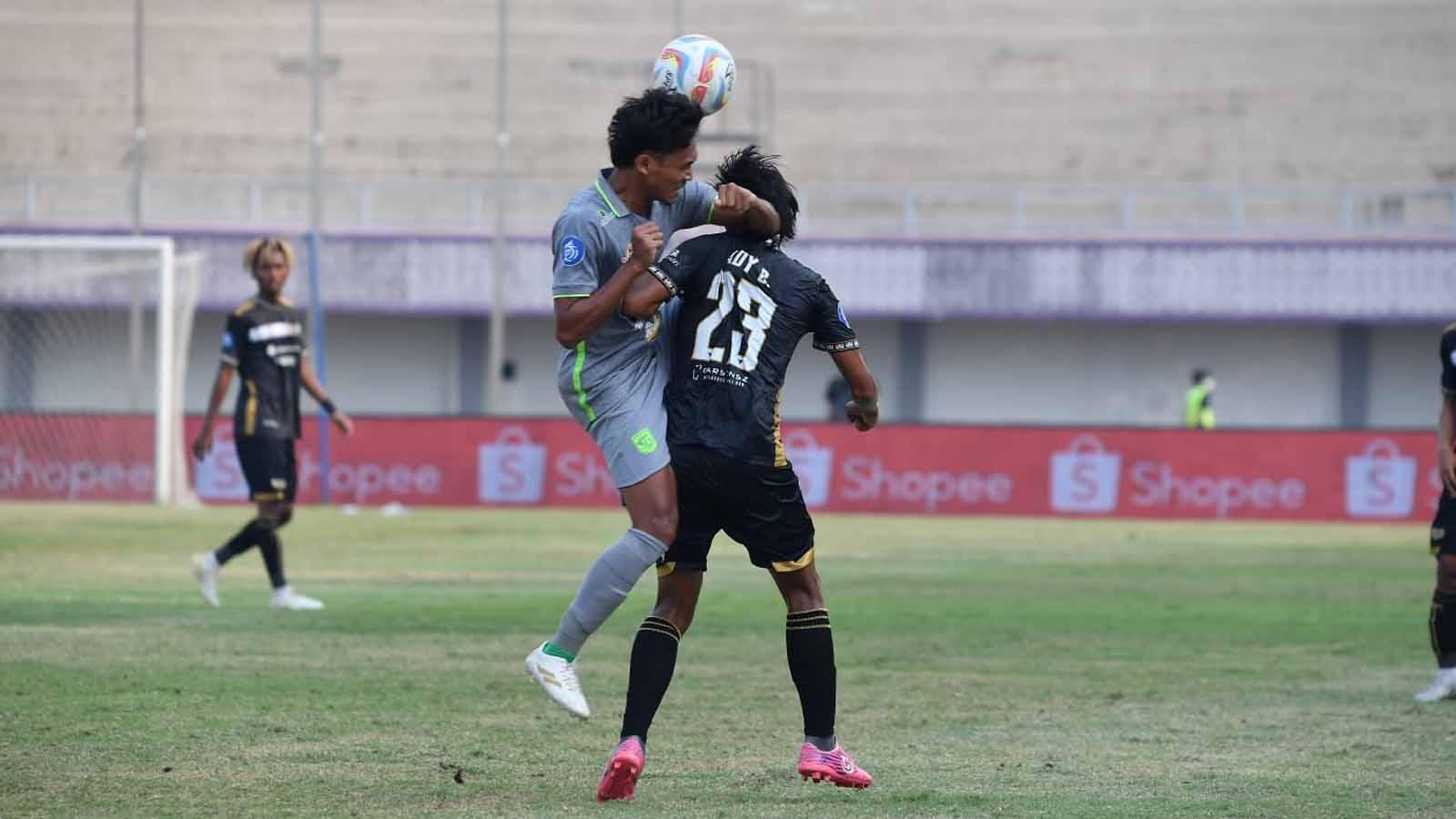 Duel pemain Dewa United, Adi Setiawan dengan pemain Persebaya Surabaya pekan ke-14 Liga 1 2023 di Stadion Indomilk Arena (Tangerang), Sabtu (30/09/23). (Foto: MO Dewa United)