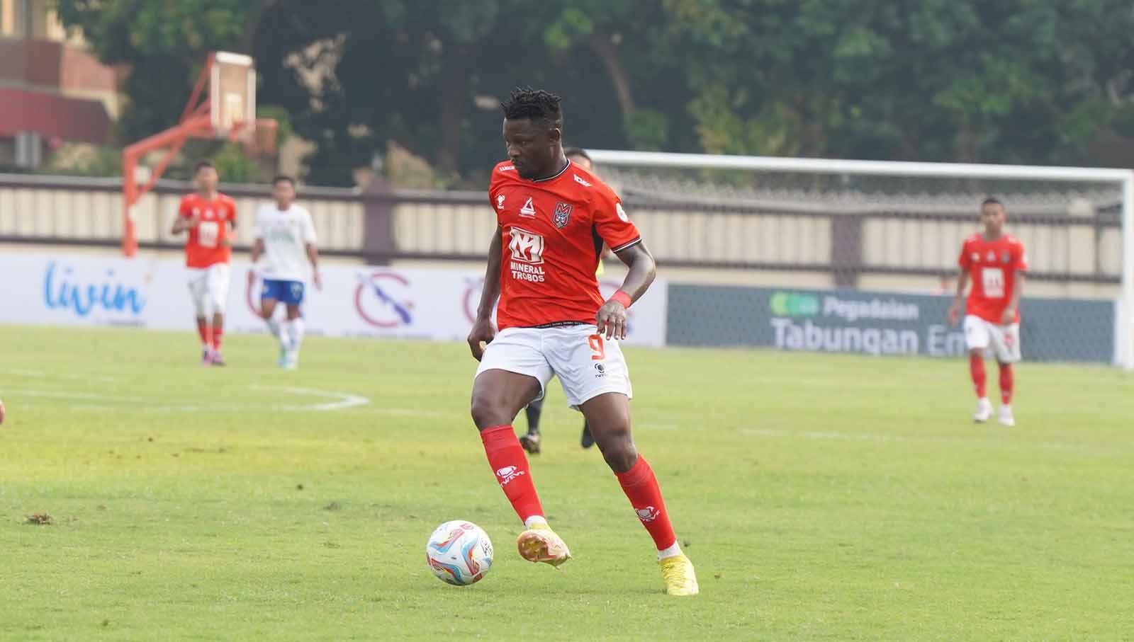 Penyerang Malut United FC, Derrick Sasraku, dalam laga melawan PSIM Jogja di Stadion PTIK Jakarta Selatan. (Foto: Media Malut United FC)