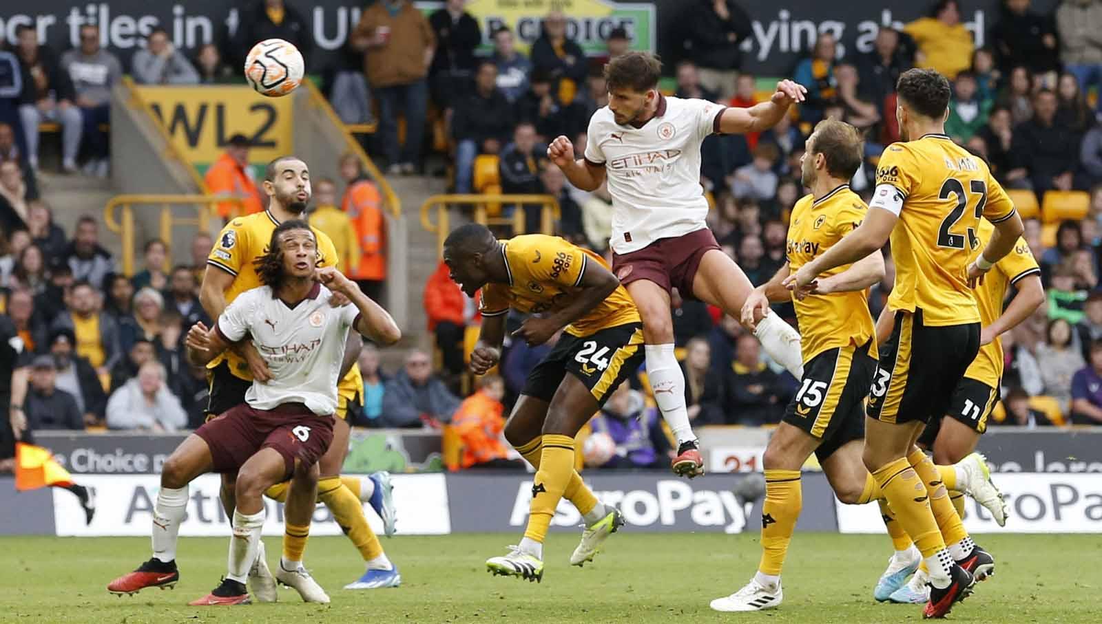 Aksi sundulan pemain Manchester City Ruben Dias ke gawang Wolverhampton Wanderers. (Foto: Reuters/Ed Sykes)