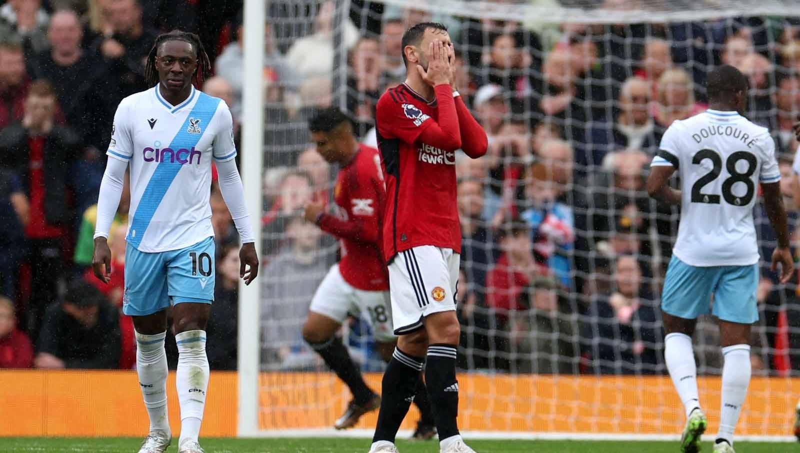 Reaksi pemain Manchester United Bruno Fernandes sangat kecewa usai timnya kebobolan gawang. (Foto: REUTERS/Russell Cheyne)