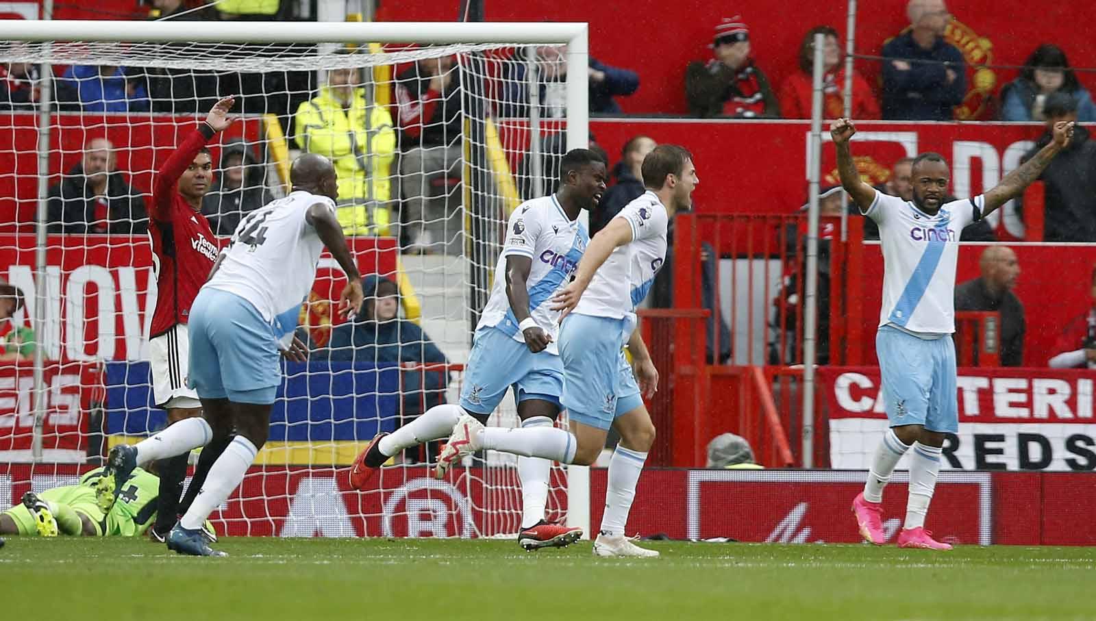 Selebrasi pemain Crystal Palace Joachim Andersen dengan rekan setimnya usai mencetak gol ke gawang Manchester United. (Foto: Reuters/Craig Brough)