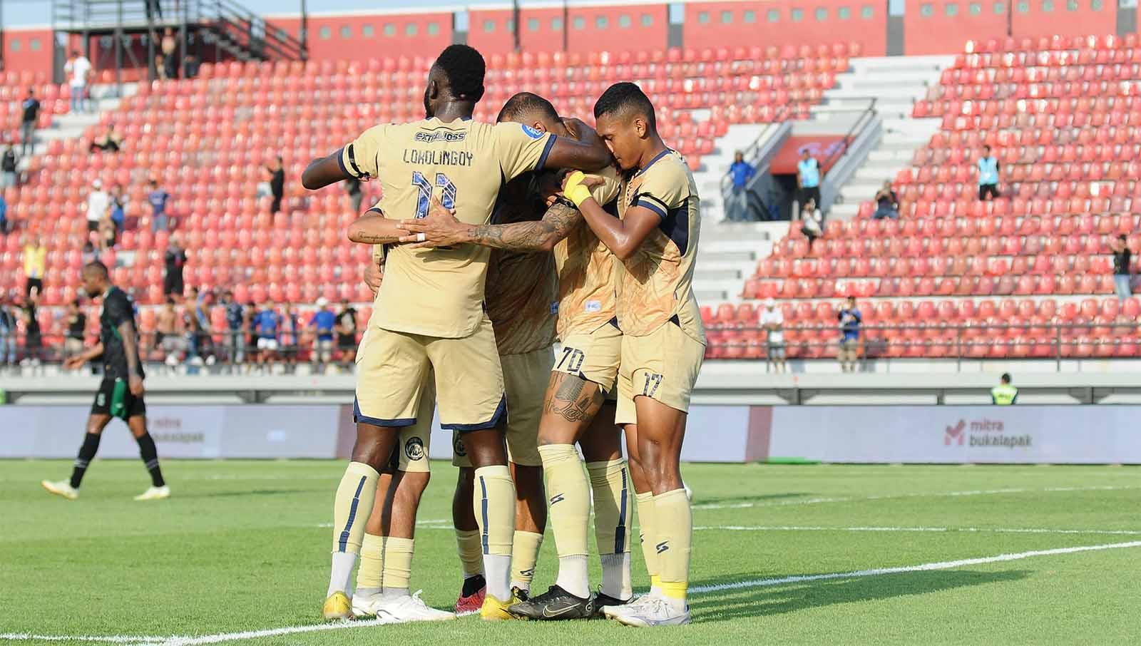 Selebrasi pemain Arema FC, Gustavo Almeida bersama rekan setimnya usai mencetak gol ke gawang PSS Sleman pada pekan ke-14 Liga 1 2023 di Stadion Kapten I Wayan Dipta (Gianyar), Sabtu (30/09/23). (Foto: MO Arema FC)
