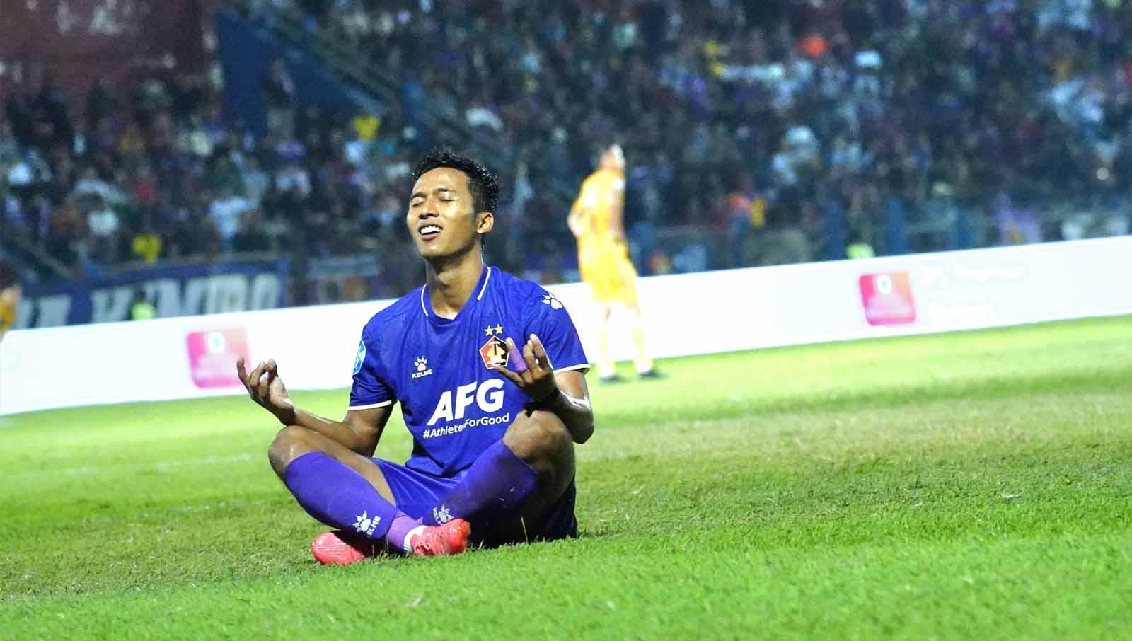 Selebrasi gaya khas pemain Persik Mohammad Khanafi usai mencetak gol ke gawang Bhayangkara FC pada pekan ke-14 Liga 1 2023 di Brawijaya (Kediri), Sabtu (30/09/23). (Foto: MO Persik Kediri)