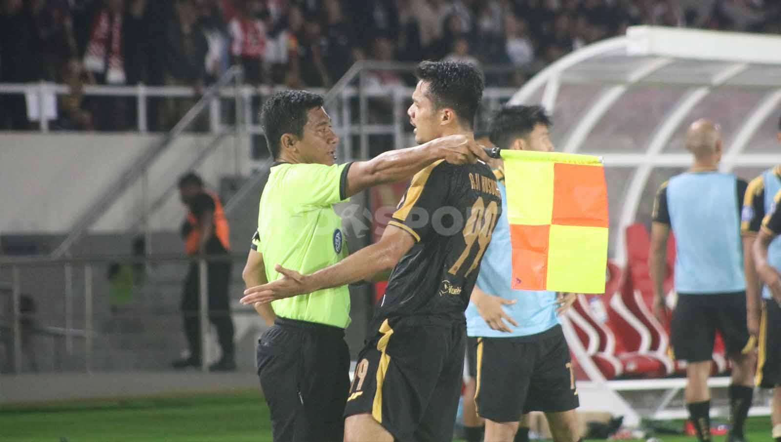 Penyerang Persija, Aji Kusuma, memprotes wasit setelah golnya ke gawang Persis Solo dianggap offside dalam laga pekan ke-14 Liga 1 2023-2024, Sabtu (30/9/23). (Foto: Nofik Lukman Hakim/INDOSPORT)