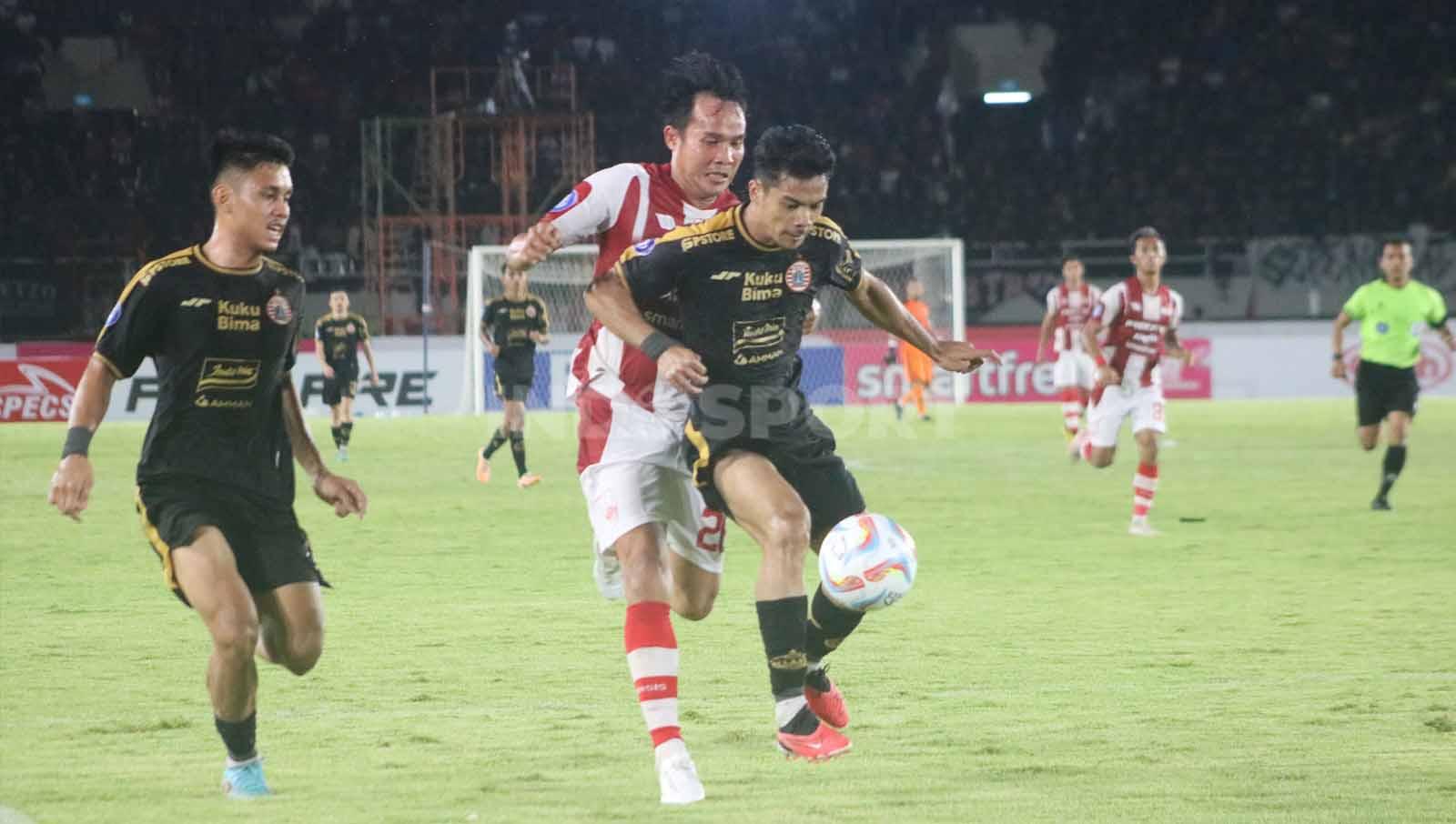 Bek Persis Solo, Rian Miziar, saat mengawal ketat pergerakan penyerang Persija, Aji Kusuma, dalam laga pekan ke-14 Liga 1 2023-2024, Sabtu (30/9/23). (Foto: Nofik Lukman Hakim/INDOSPORT)