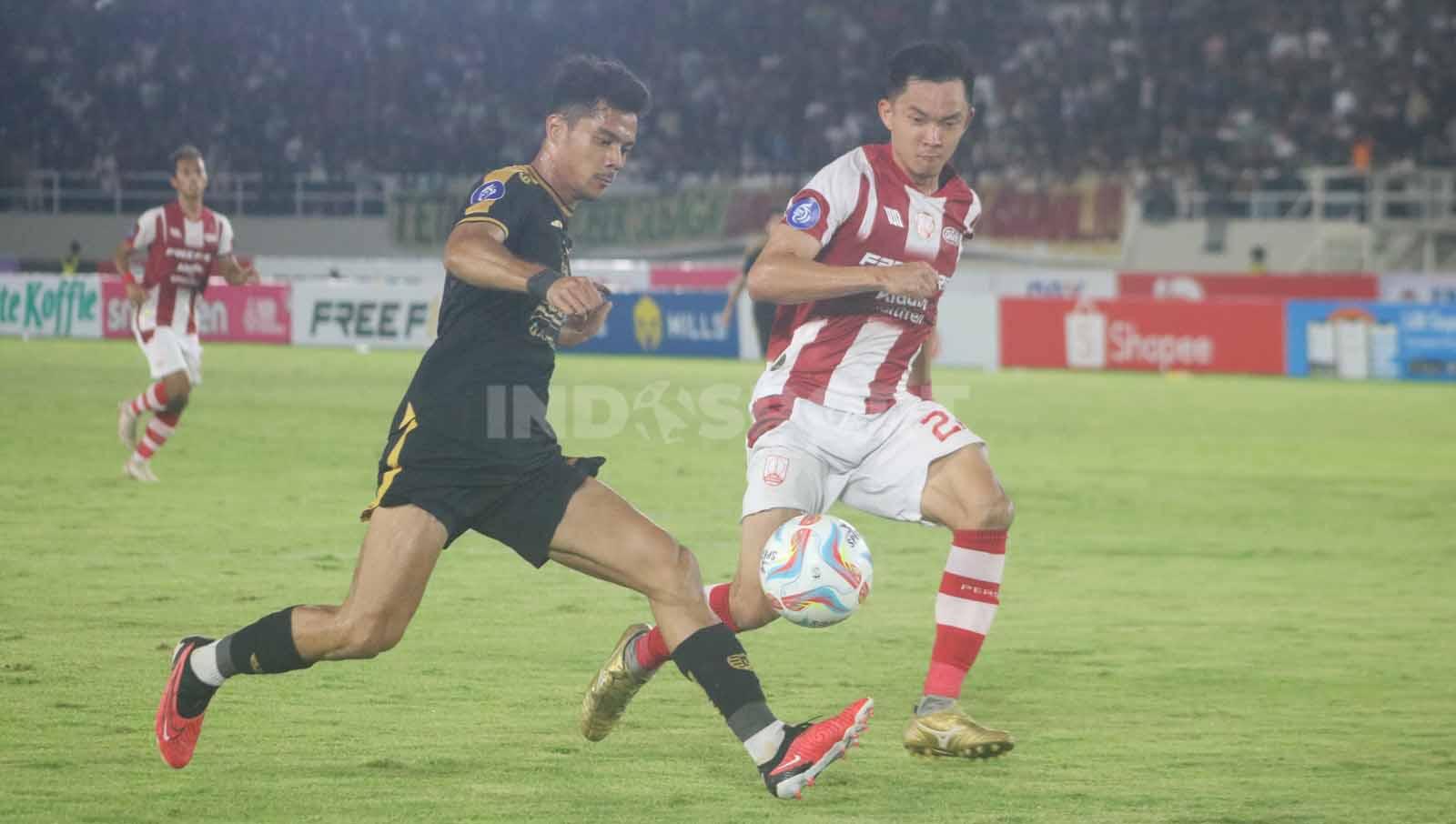 Bek Persis Solo, Sutanto Tan, saat membayangi penyerang Persija, Aji Kusuma, dalam laga pekan ke-14 Liga 1 2023-2024, Sabtu (30/9/23). (Foto: Nofik Lukman Hakim/INDOSPORT)