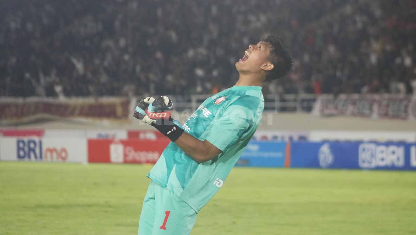 Kiper Persis Solo, Muhammad Riyandi, merayakan gol Althaf Indie ke gawang Persija Jakarta dalam laga pekan ke-14 Liga 1 2023-2024, Sabtu (30/9/23). (Foto: Nofik Lukman Hakim/INDOSPORT)