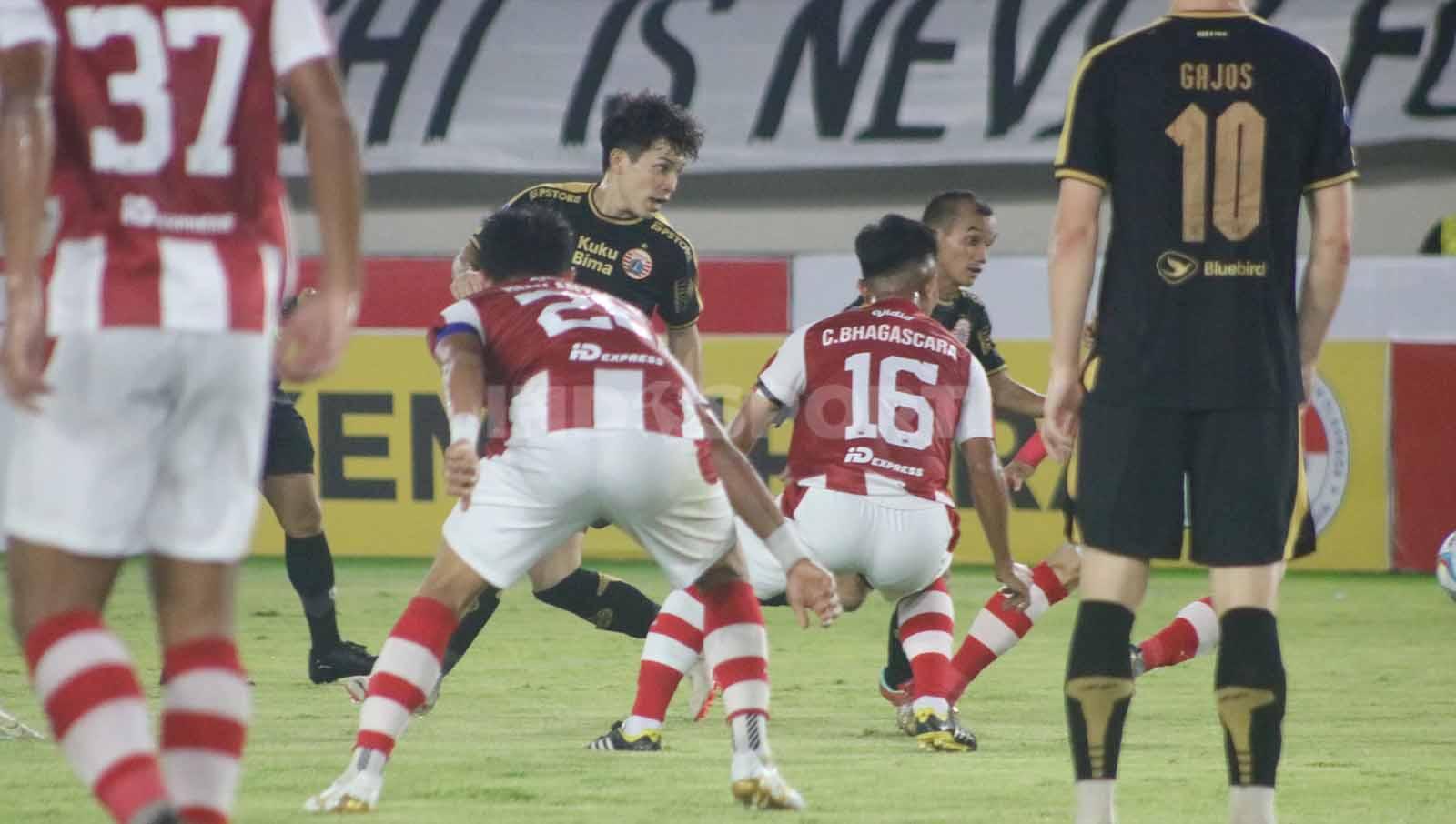 Winger Persija, Ryo Matsumura, melakukan umpan back heels ke Riko Simanjuntak dalam laga pekan ke-14 Liga 1 2023-2024, Sabtu (30/9/23). (Foto: Nofik Lukman Hakim/INDOSPORT)