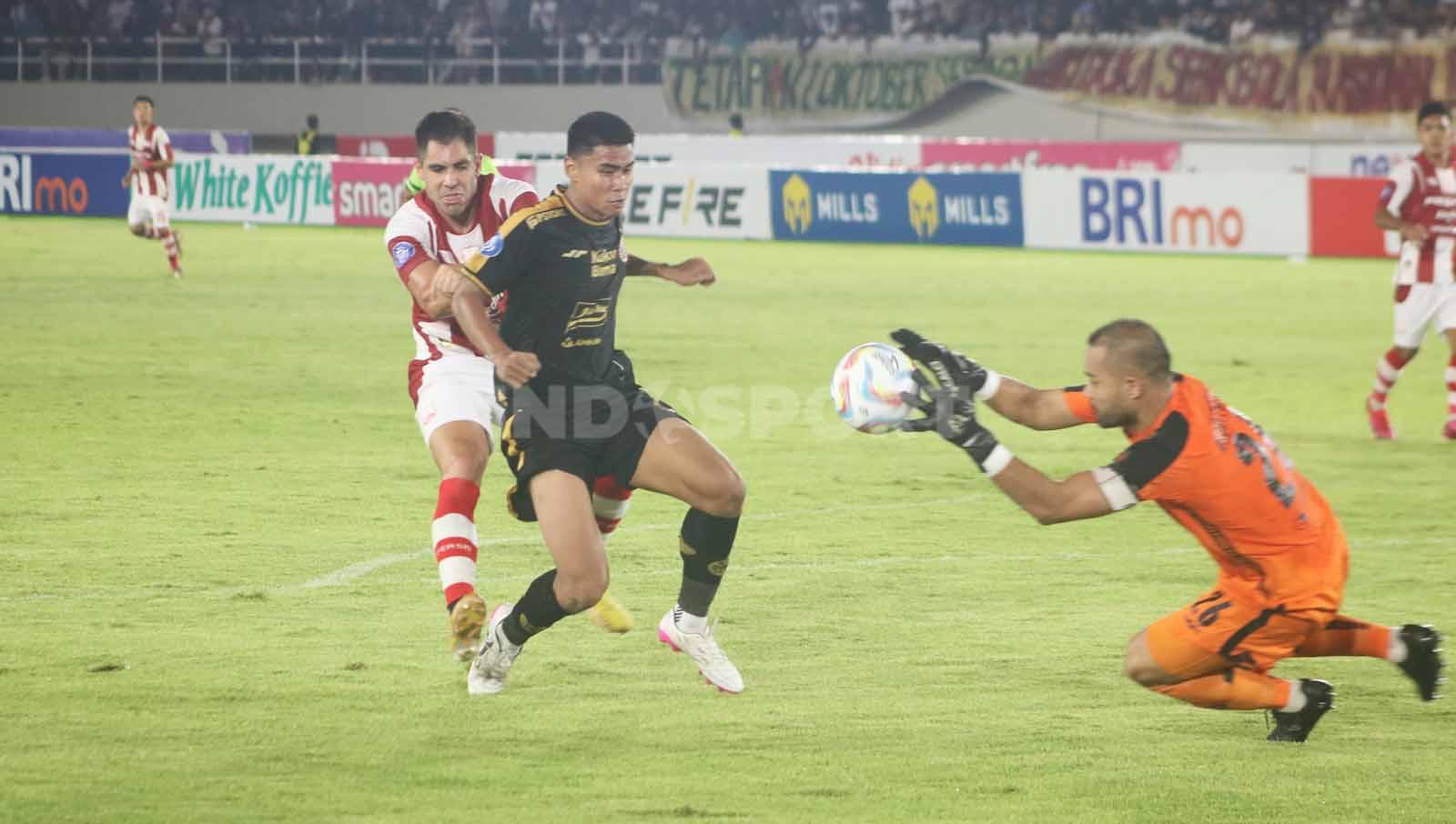 Bek Persija, Muhammad Ferrari, saat menghalangi penyerang Persis Solo, David Gonzalez, merebut bola dalam laga pekan ke-14 Liga 1 2023-2024, Sabtu (30/9/23). (Foto: Nofik Lukman Hakim/INDOSPORT)