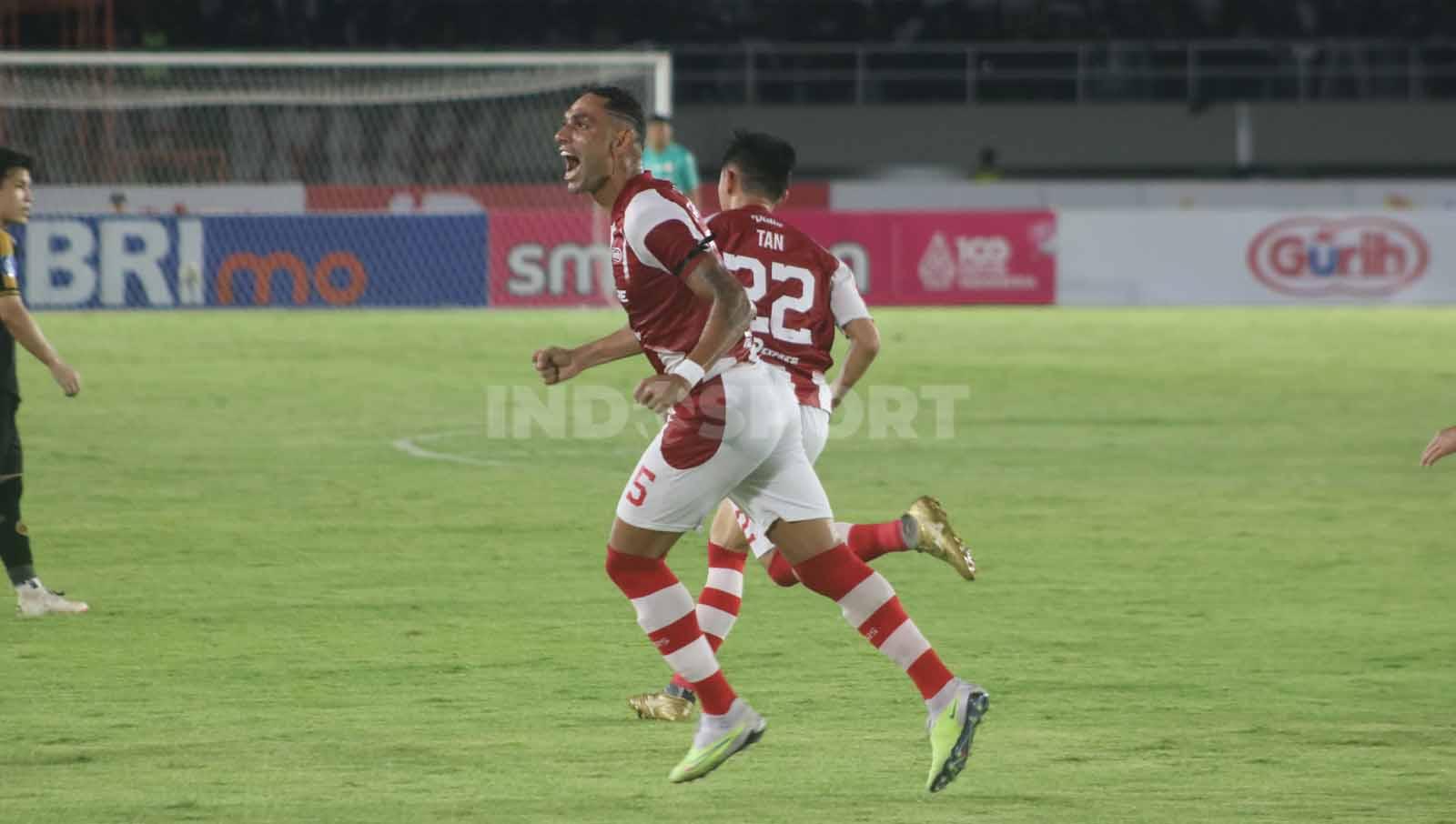 Bek Persis Solo, Jaimerson Xavier, merayakan gol Sutanto Tan ke gawang Persija Jakarta dalam laga pekan ke-14 Liga 1 2023-2024, Sabtu (30/9/23). (Foto: Nofik Lukman Hakim/INDOSPORT)