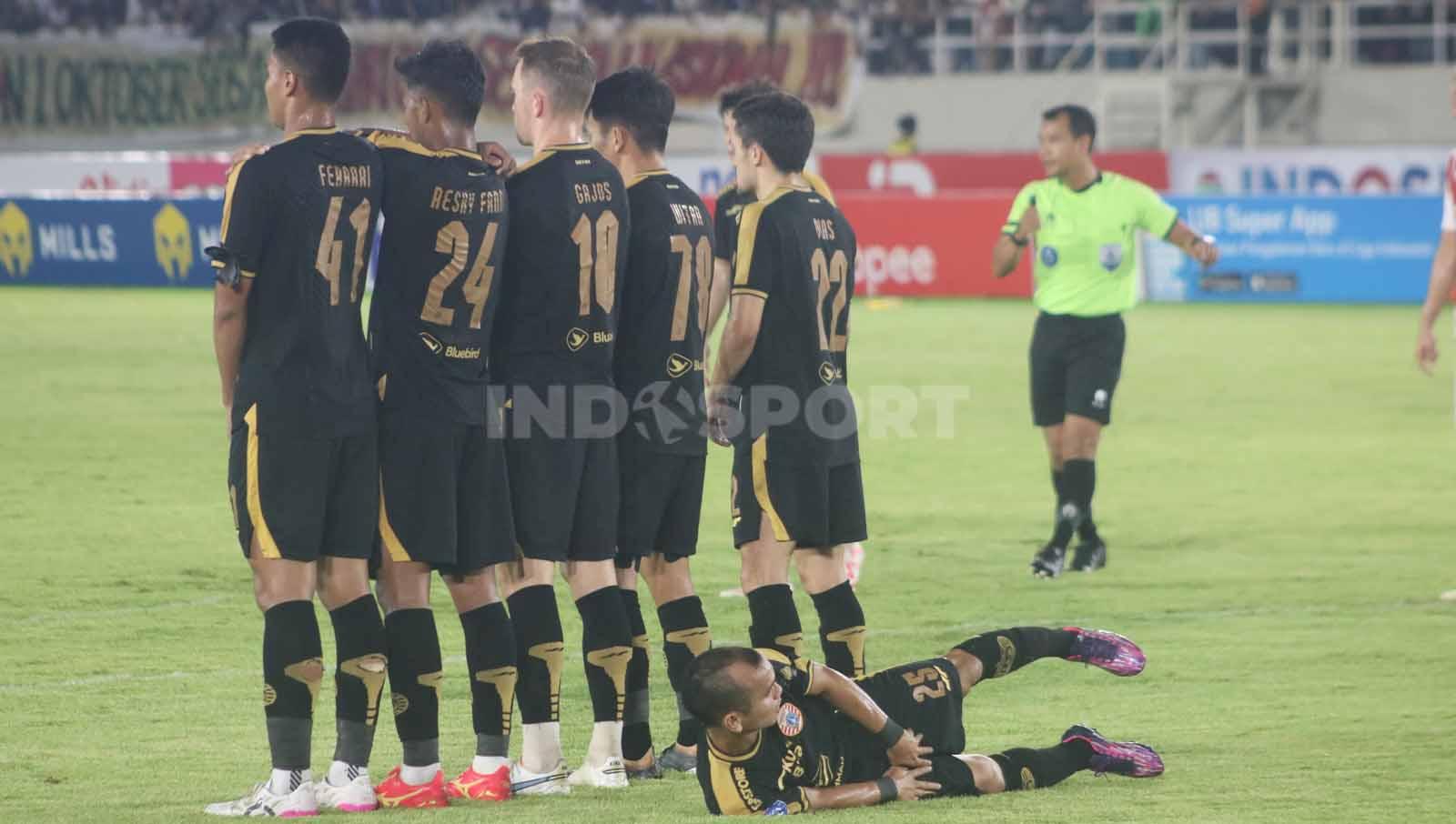 Riko Simanjuntak ikut membuat pagar untuk menghalangi eksekusi sepakan Jaimerson Xavier dalam laga pekan ke-14 Liga 1 2023-2024, Sabtu (30/9/23). (Foto: Nofik Lukman Hakim/INDOSPORT)