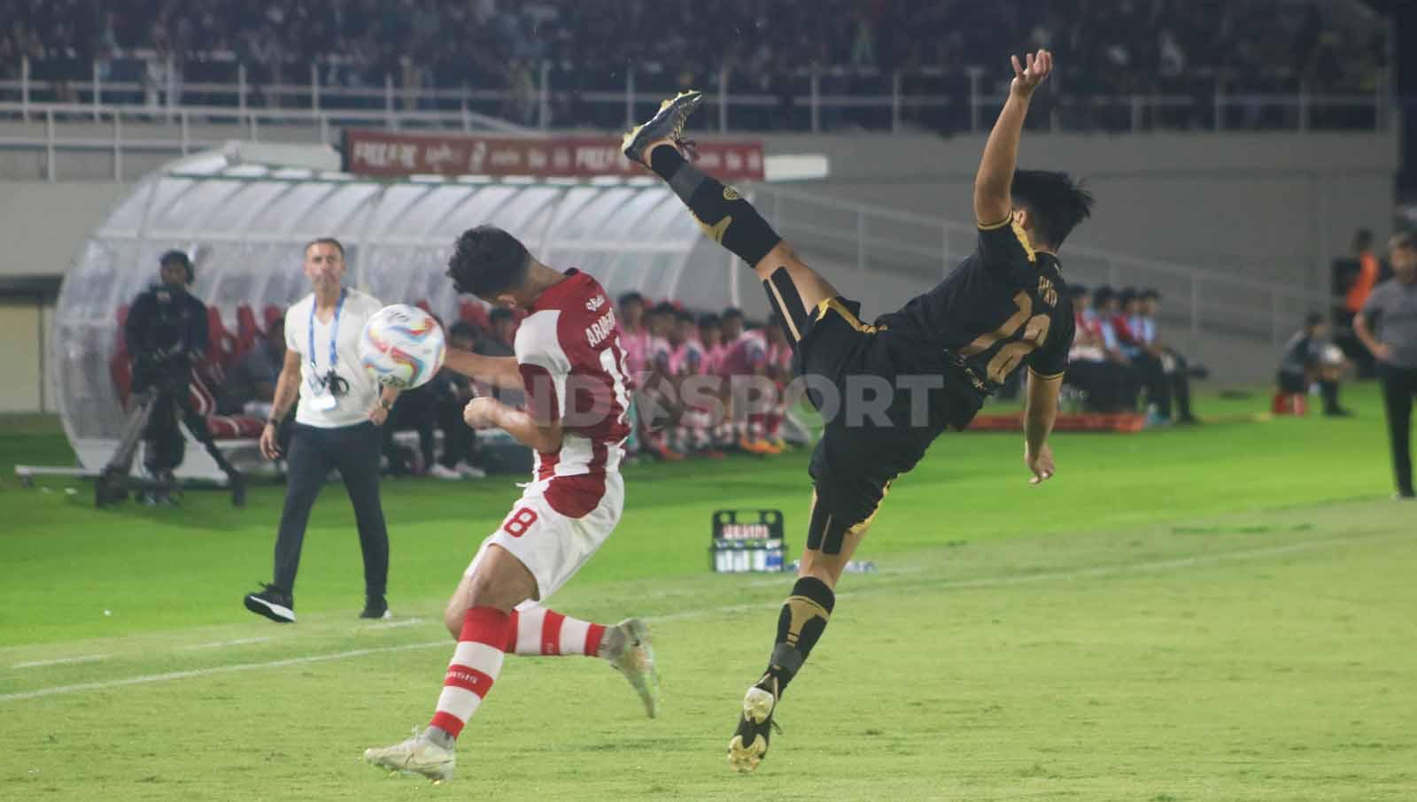 Winger Persija, Witan Sulaeman, mengangkat kaki terlalu tinggi saat hendak merebut bola yang dikuasai Arapenta Poerba dalam laga pekan ke-14 Liga 1 2023-2024, Sabtu (30/9/23). (Foto: Nofik Lukman Hakim/INDOSPORT)