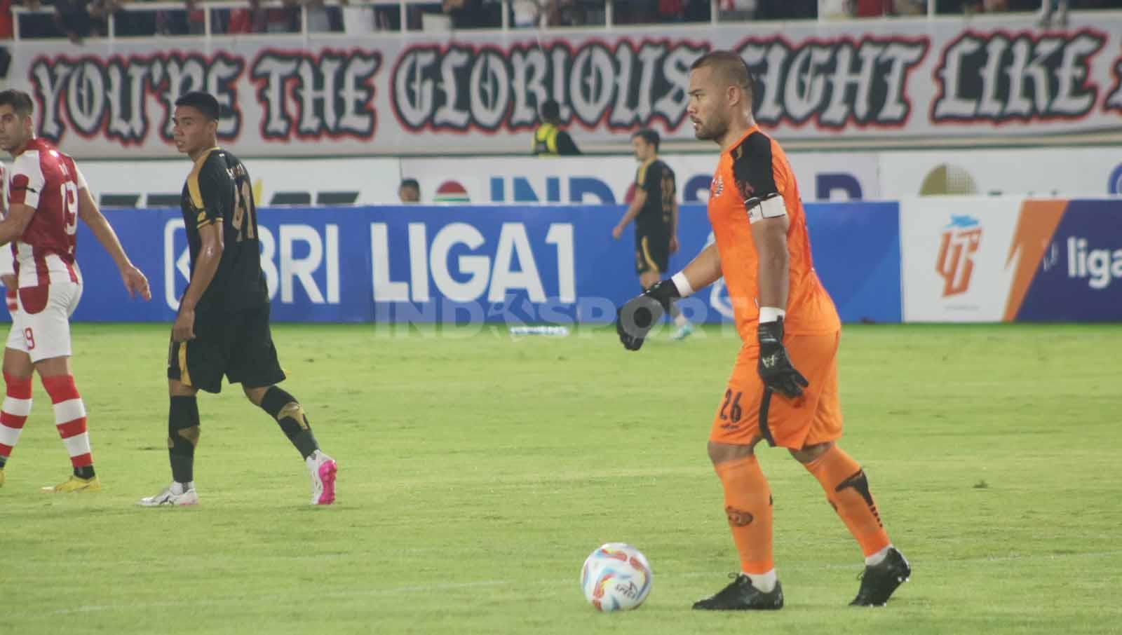 Kiper Persija, Andritany Ardhiyasa, saat mencoba build up dalam laga pekan ke-14 Liga 1 2023-2024, Sabtu (30/9/23). (Foto: Nofik Lukman Hakim/INDOSPORT)