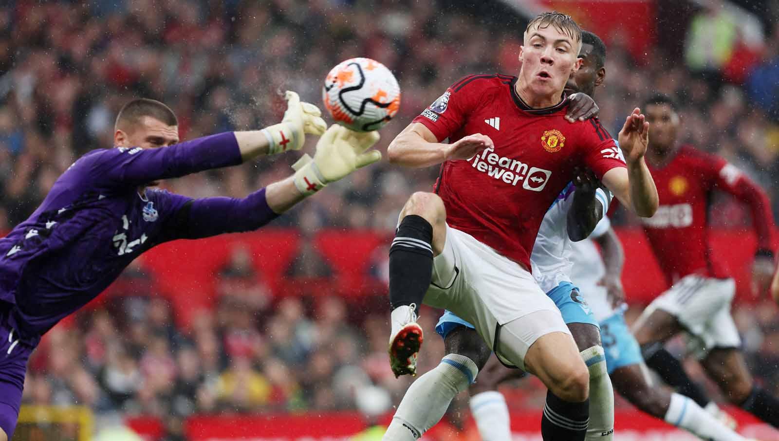 Aksi kiper Crystal Palace Sam Johnstone berduel dengan pemain Manchester United Rasmus Hojlund di laga Liga Inggris. (Foto: Reuters/Russell Cheyne)