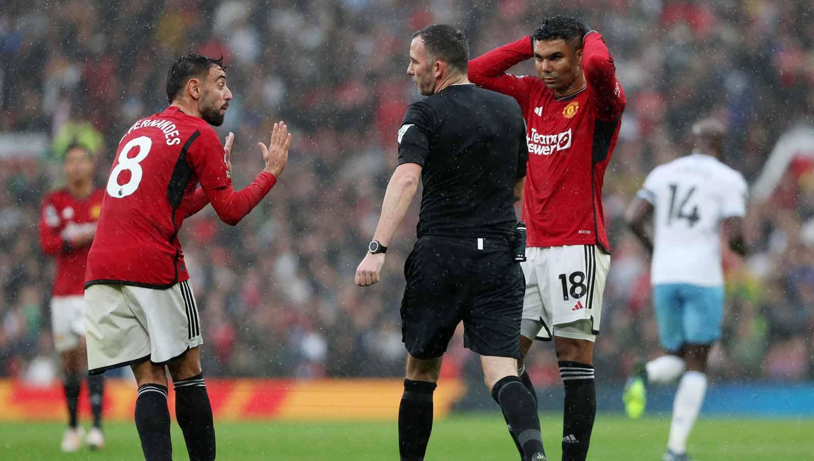Pemain Manchester United Bruno Fernandes memprotes keputusan wasit Chris Kavanagh saat memimpin pertandingan. (Foto: REUTERS/Russell Cheyne)