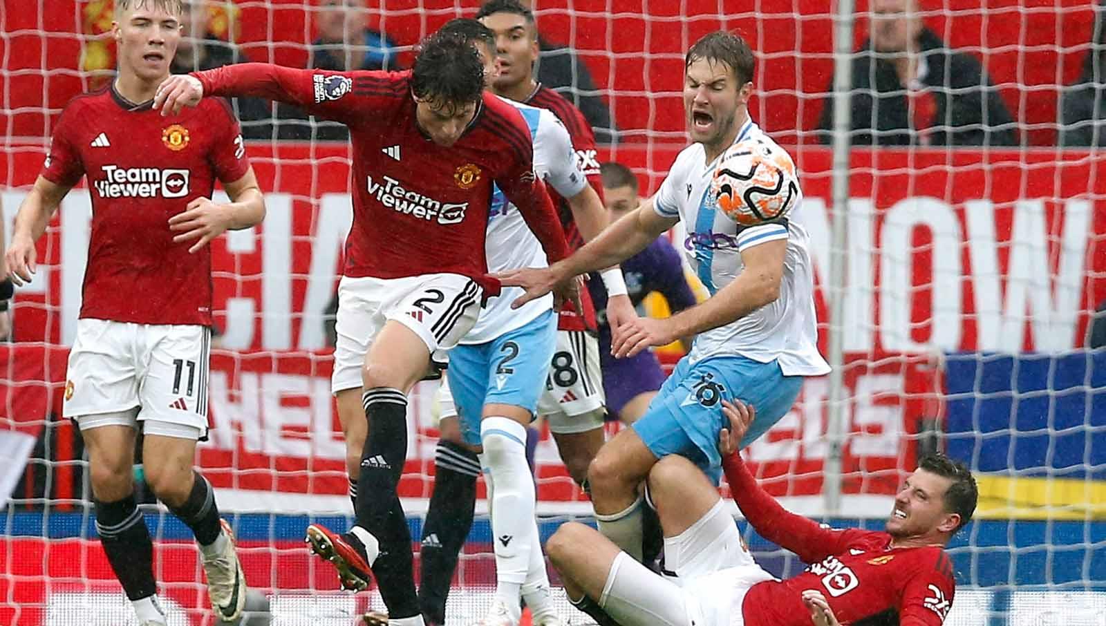 Pemain Manchester United Mason Mount dan Victor Lindelof saat berebut bola dengan pemain Crystal Palace Joachim Andersen di laga Liga Inggris. (Foto: Reuters/Craig Brough)