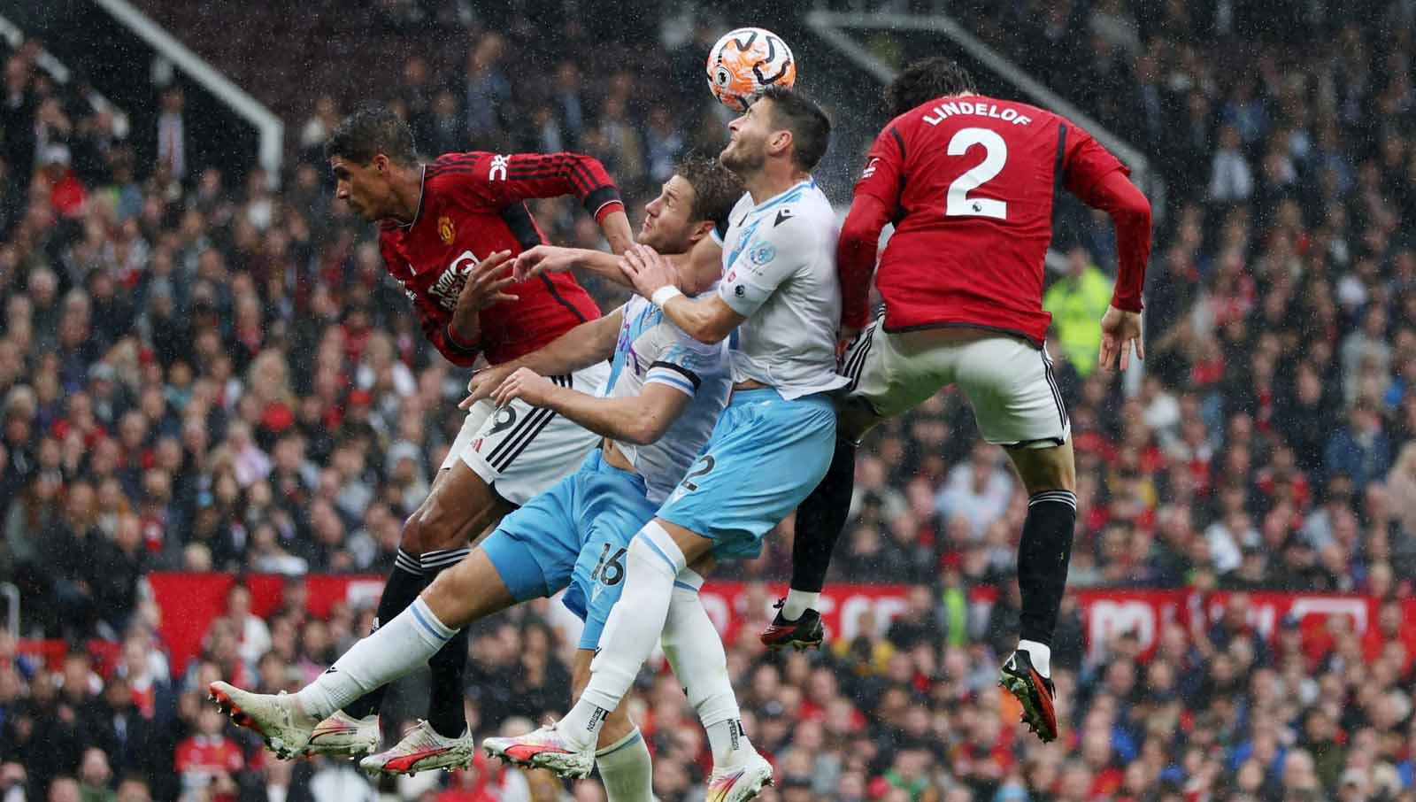 Pemain Crystal Palace Joachim Andersen dan Joel Ward berduel dengan pemain Manchester United Victor Lindelof dan Raphael Varane di laga Liga Inggris. (Foto: REUTERS/Russell Cheyne)