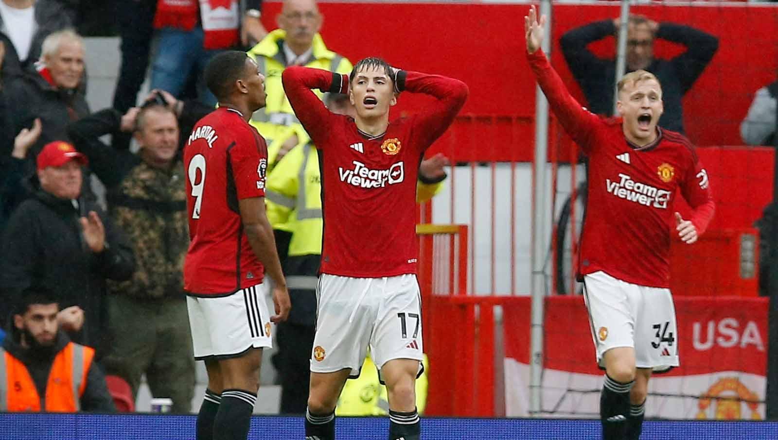 Reaksi pemain Manchester United Anthony Martial, Alejandro Garnacho dan Donny van de Beek sangat kecewa usai timnnya kalah atas Crystal Palace di laga Liga Inggris. (Foto: Reuters/Craig Brough)