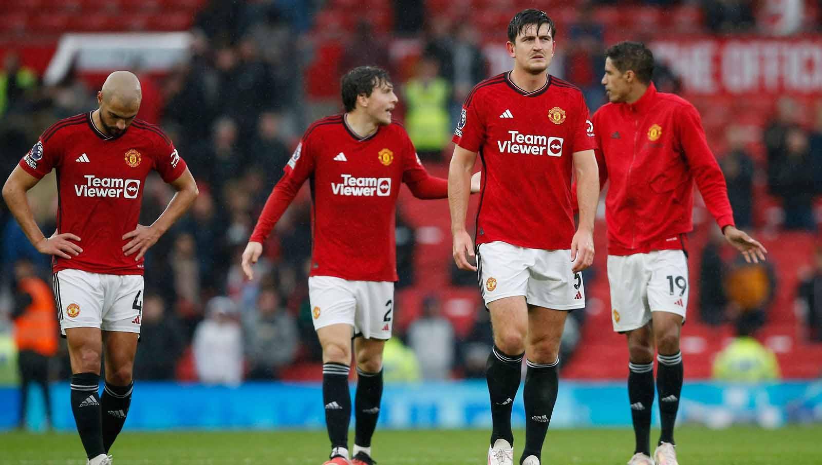 Pemain Manchester United Harry Maguire bersama rekan setimnya terlihat sedih dan kecewa usai timnya kalah dari Crystal Palace di laga Liga Inggris. (Foto: Reuters/Craig Brough)