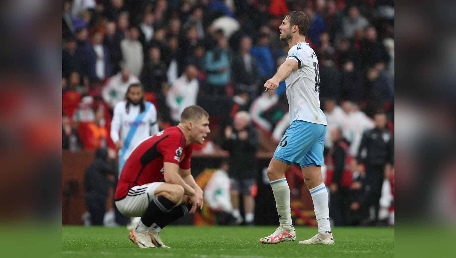 Selebrasi pemain Crystal Palace Joachim Andersen usai pertandingan saat pemain Manchester United Rasmus Hojlund terlihat sedih dan kecewa usai timnya kalah dari Crystal Palace di laga Liga Inggris. (Foto: REUTERS/Russell)