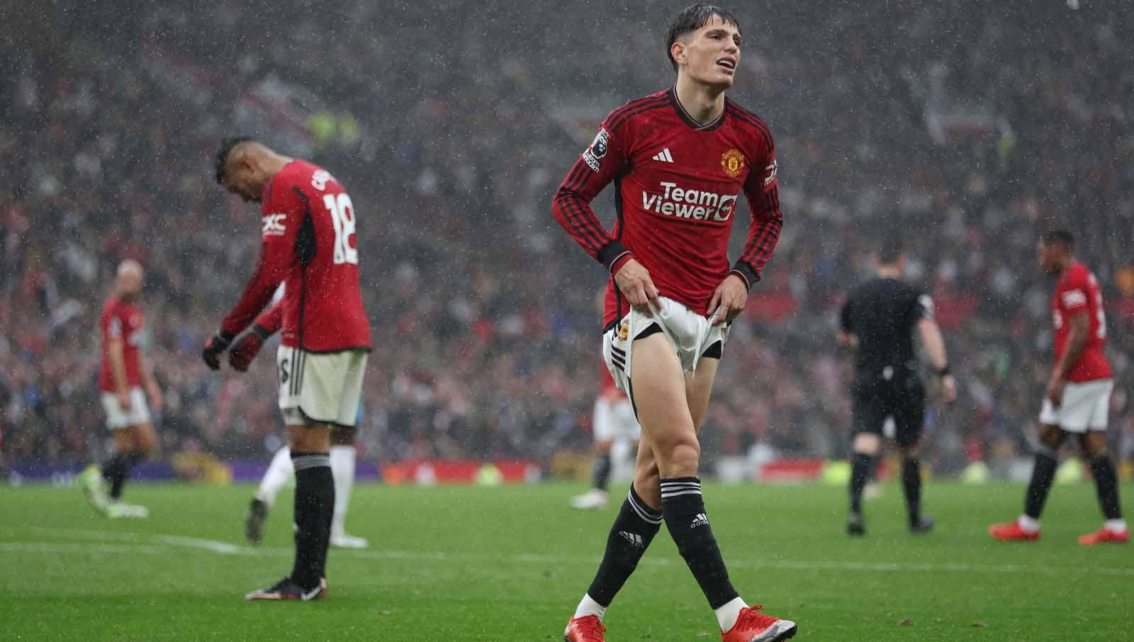 Reaksi pemain Manchester United Alejandro Garnacho terlihat sedih dan kecewa usai timnya kalah dari Crystal Palace di laga Liga Inggris. (Foto: REUTERS/Russell Cheyne)