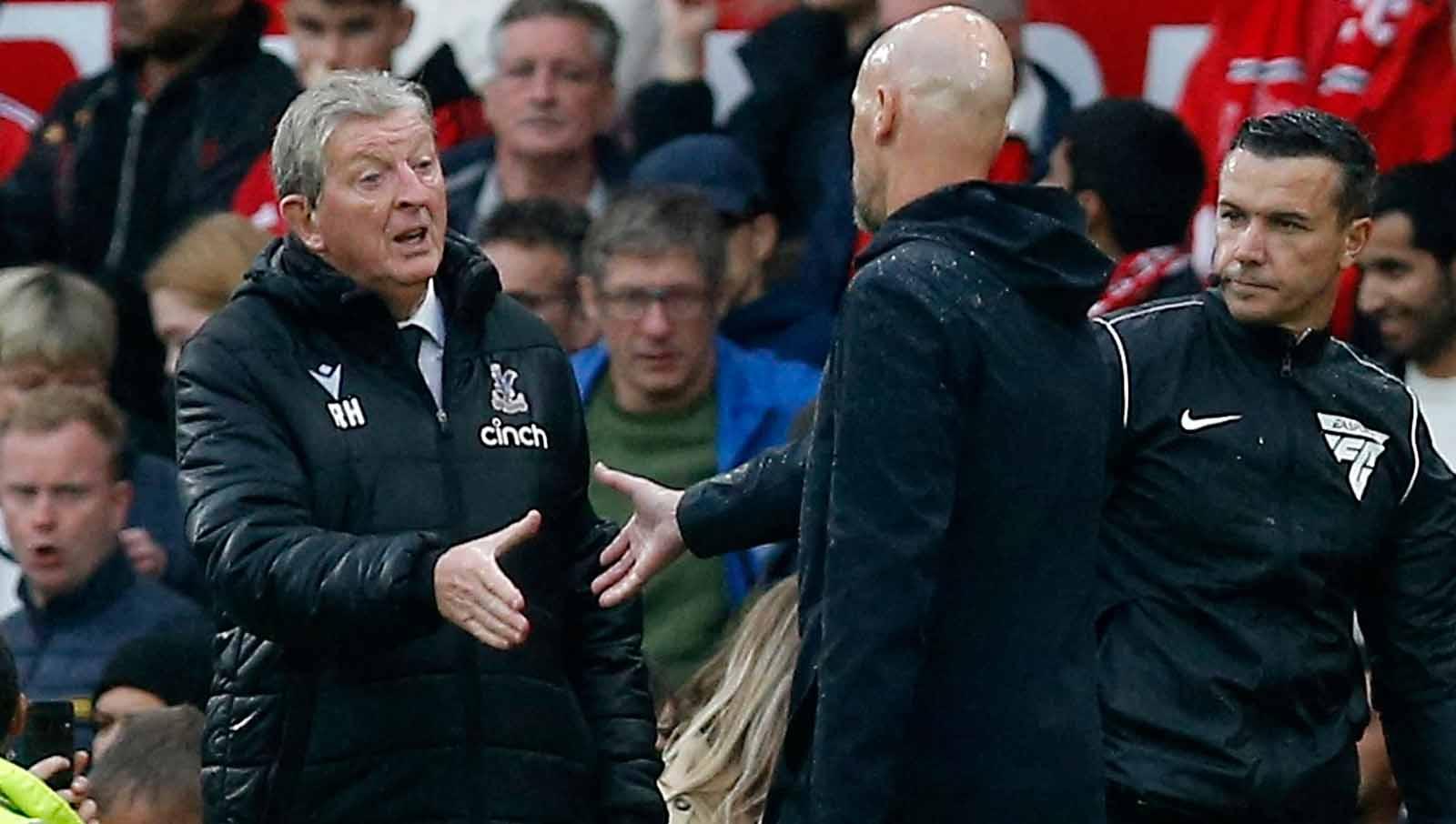 Pelatih Crystal Palace Roy Hodgson berjabat tangan dengan pelatih Manchester United Erik ten Hag usai pertandingan di laga Liga Inggris. (Foto: Reuters/Craig Brough)