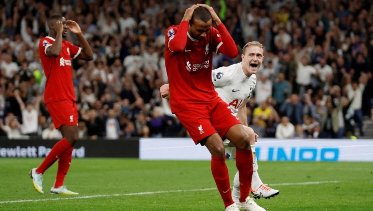 Ekspresi Joel Matip setelah cetak gol bunuh diri di laga Tottenham Hotspur vs Liverpool, Sabtu (30/09/23). Foto: Reuters/Peter Cziborra. - INDOSPORT
