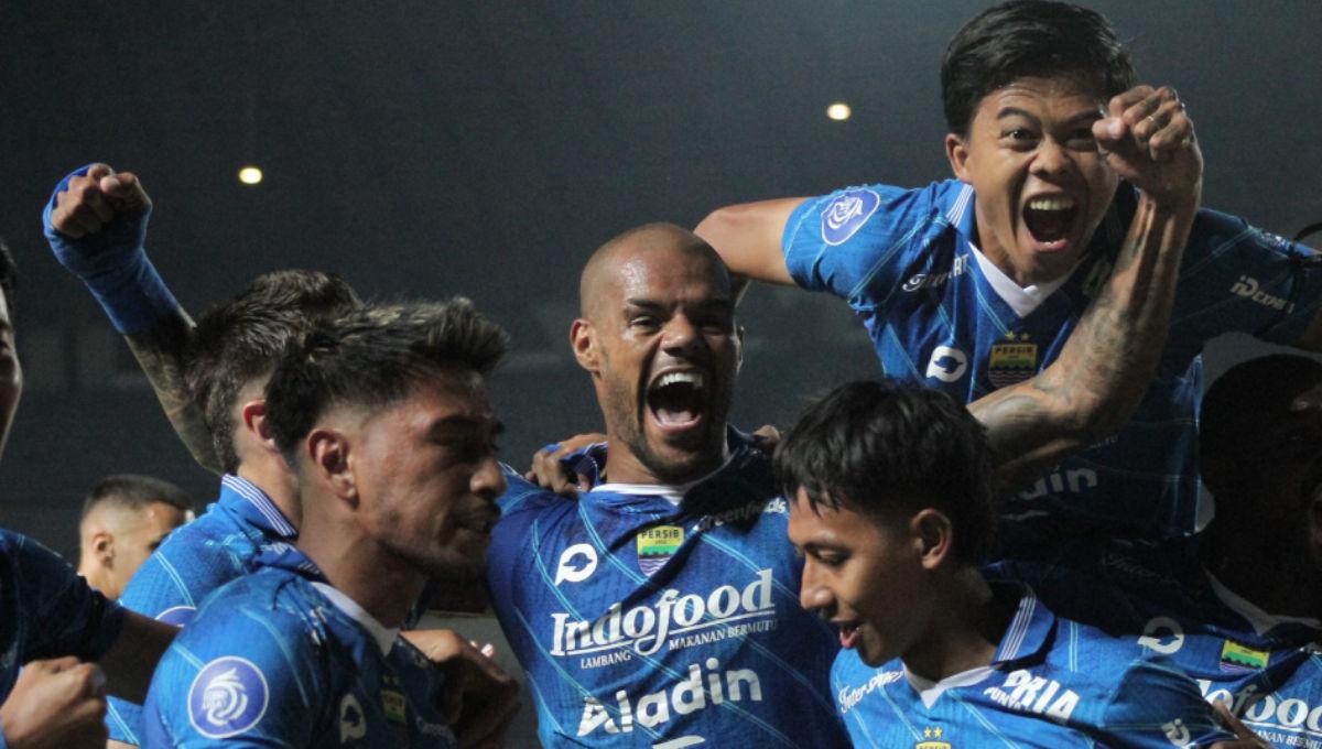 Para pemain Persib merayakan gol ke gawang Persita yang dicetak David da Silva pada pekan ke-14 Liga 1 2023/2024 di Stadion GBLA, Minggu (01/10/23).