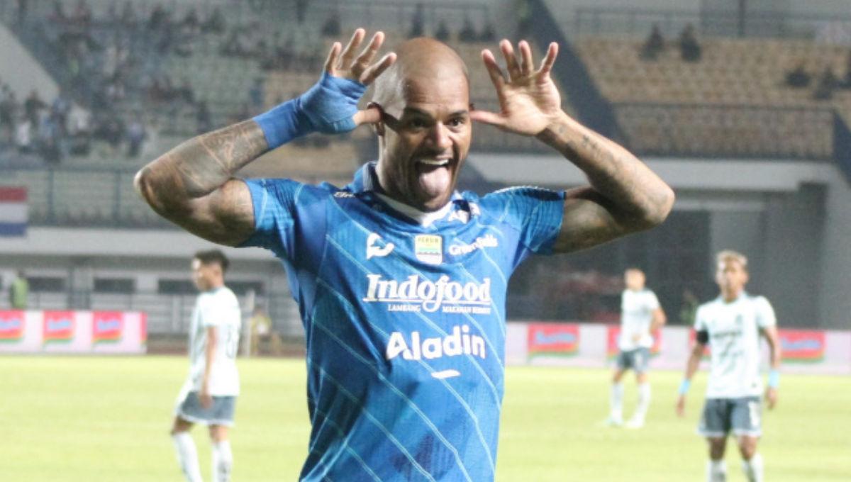 Selebrasi striker Persib, David da Silva usai cetak gol ke gawang Persita pada pekan ke-14 Liga 1 2023/2024 di Stadion GBLA, Minggu (01/10/23).