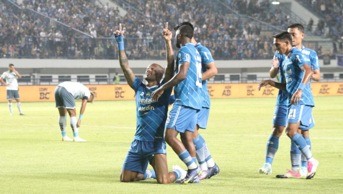 Selebrasi striker Persib, David da Silva usai cetak gol ke gawang Persita pada pekan ke-14 Liga 1 2023/2024 di Stadion GBLA, Minggu (01/10/23).