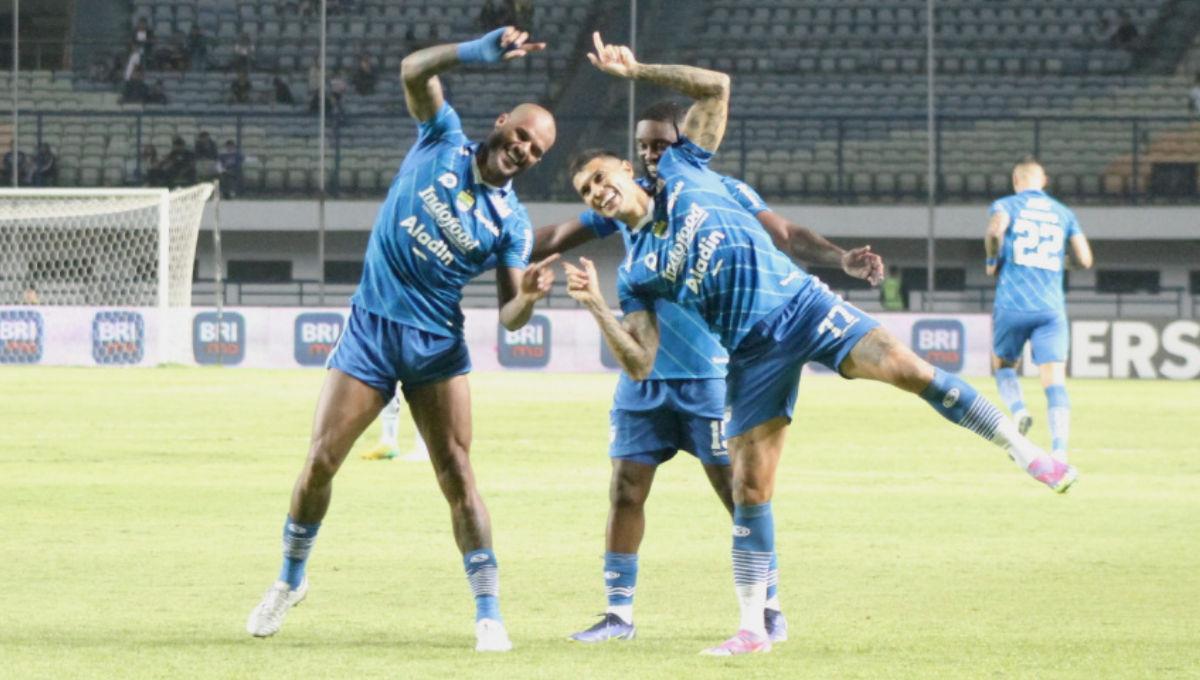 Selebrasi striker Persib, David da Silva bersama Ciro Alves usai cetak gol ke gawang Persita pada pekan ke-14 Liga 1 2023/2024 di Stadion GBLA, Minggu (01/10/23).