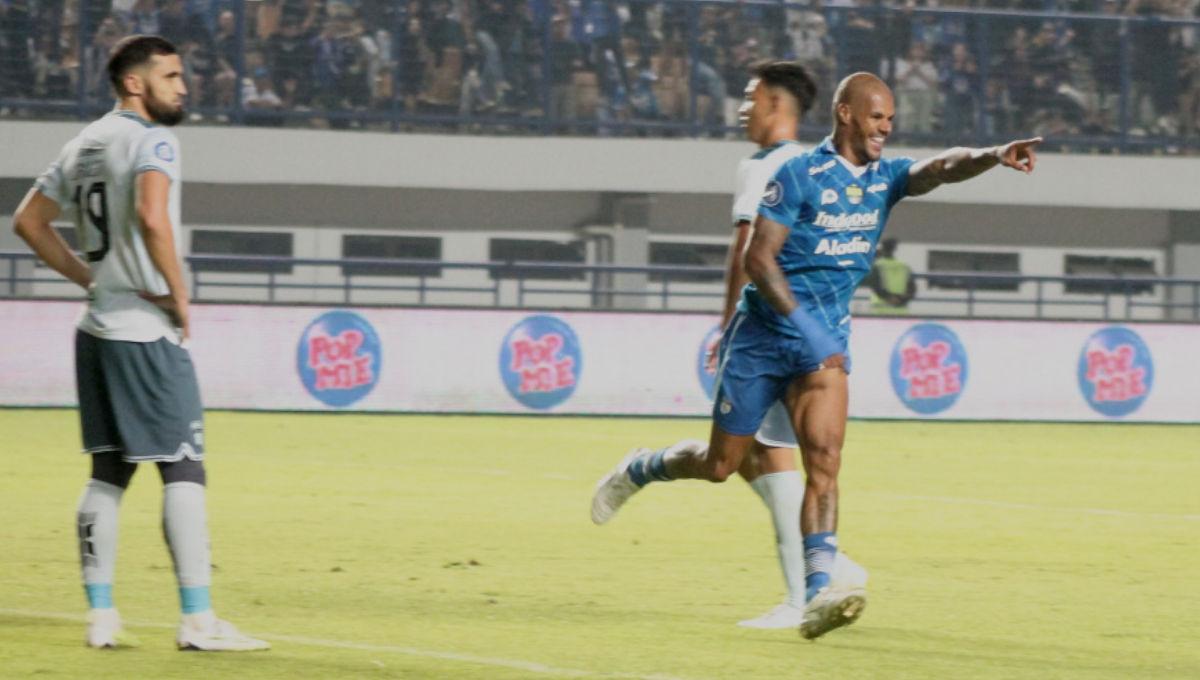 Selebrasi striker Persib, David da Silva usai cetak gol ke gawang Persita pada pekan ke-14 Liga 1 2023/2024 di Stadion GBLA, Minggu (01/10/23).