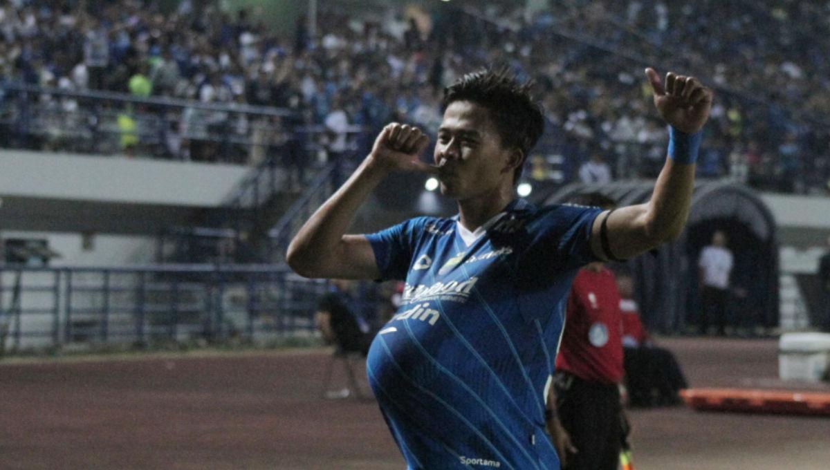 Selebrasi bek Persib, Edo Febriansyah usai cetak gol ke gawang Persita pada pekan ke-14 Liga 1 2023/2024 di Stadion GBLA, Minggu (01/10/23).