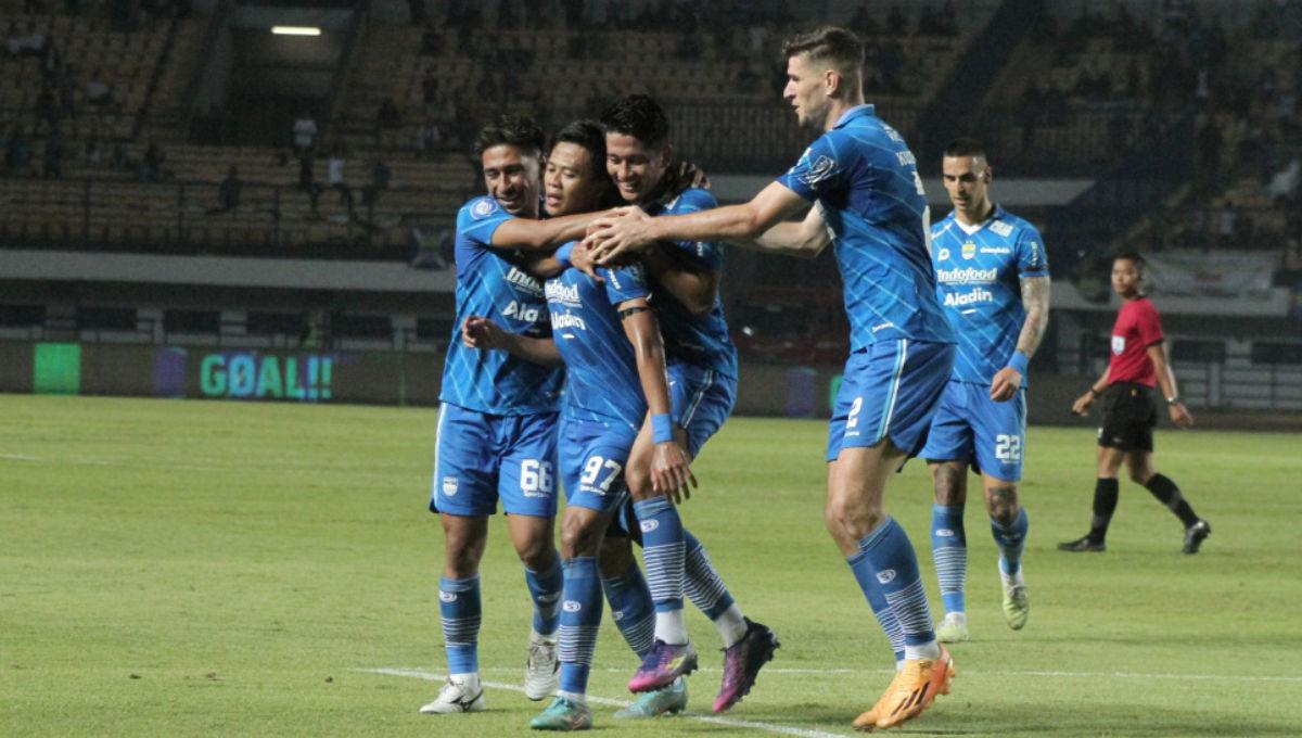 Kegembiraan para pemain Persib usai Edo Febriansyah cetak gol ke gawang Persita pada pekan ke-14 Liga 1 2023/2024 di Stadion GBLA, Minggu (01/10/23).