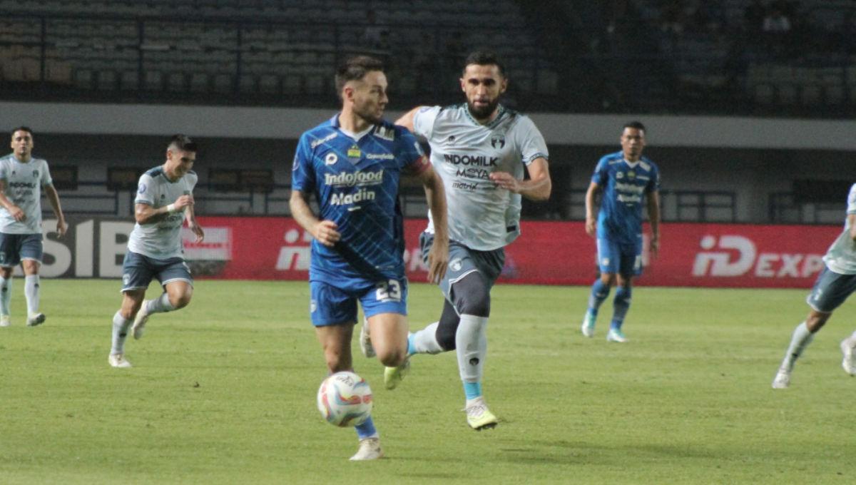 Pemain Persib, Marc Klok berhasil melewati pemain Persita pada pekan ke-14 Liga 1 2023/2024 di Stadion GBLA, Minggu (01/10/23).