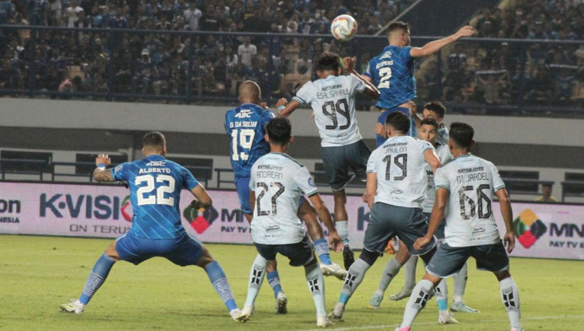 Duel udara pemain Persib dan Persita pada pekan ke-14 Liga 1 2023/2024 di Stadion GBLA, Minggu (01/10/23).