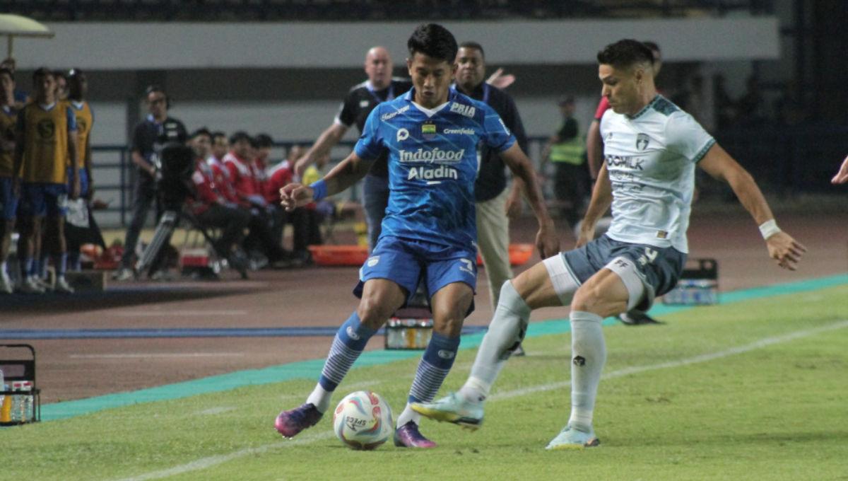 Duel bek Persib, I Putu Gede dengan pemain Persita pada pekan ke-14 Liga 1 2023/2024 di Stadion GBLA, Minggu (01/10/23).