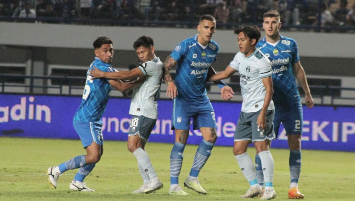 Pemain Persib, Daisuke Sato dan Nick Kuiper mencoba mencari peluang di depan gawang Persita pada pekan ke-14 Liga 1 2023/2024 di Stadion GBLA, Minggu (01/10/23).