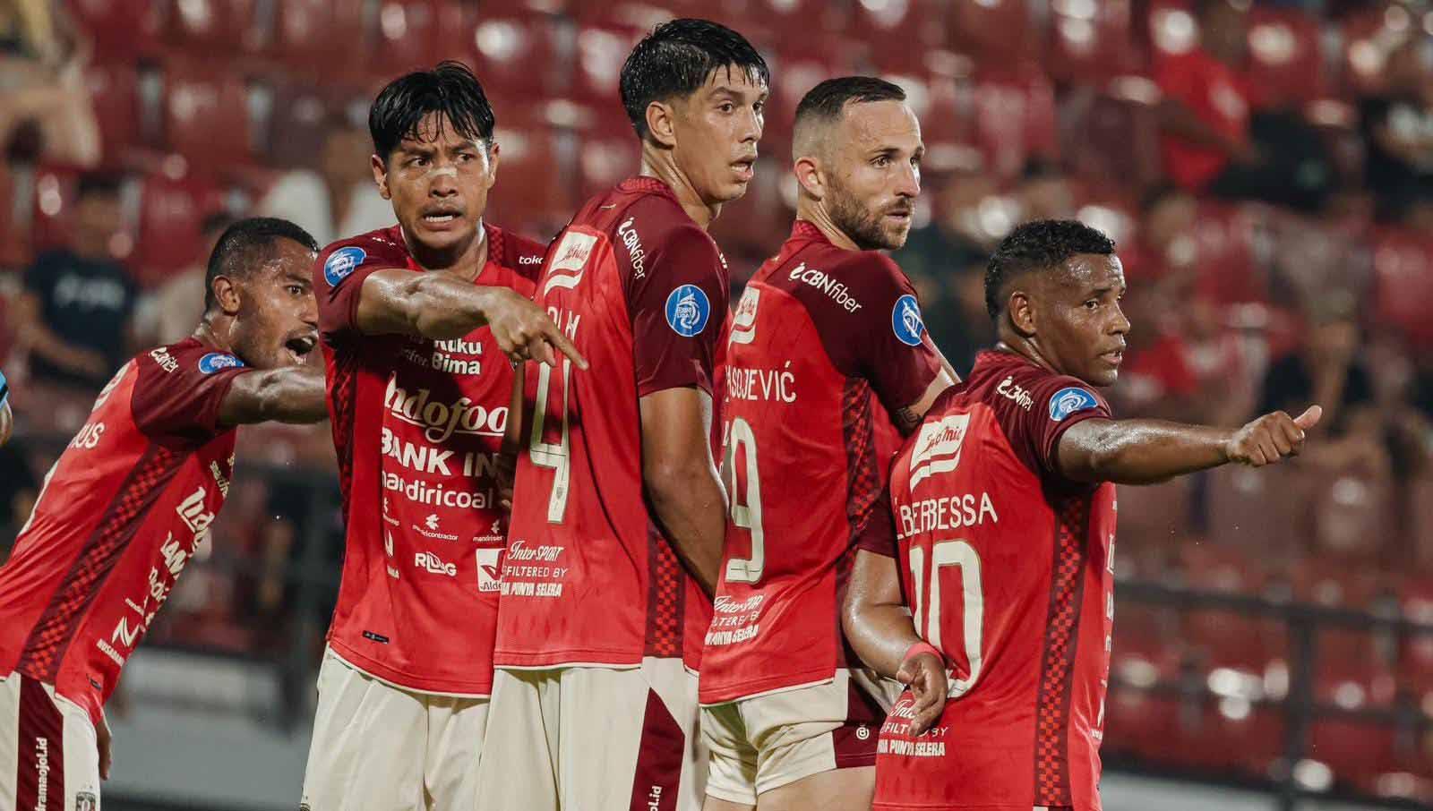 Pemain Bali United Ilija Spasojevic bersama rekan setimnya di laga Bali United vs Persikabo pada pekan ke-14 Liga 1 2023/2024 di Stadion Kapten I Wayan Dipta (Gianyar), Minggu (01/10/23).