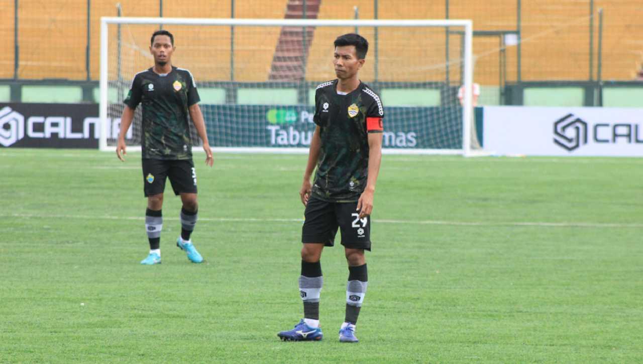 Kapten PSKC Cimahi, Suhandi saat petandingan menghadapi Persikab Bandung di pekan ke-4 Liga 2 2023-2024 di Stadion Siliwangi, Kota Bandung, Senin (02/10/23)