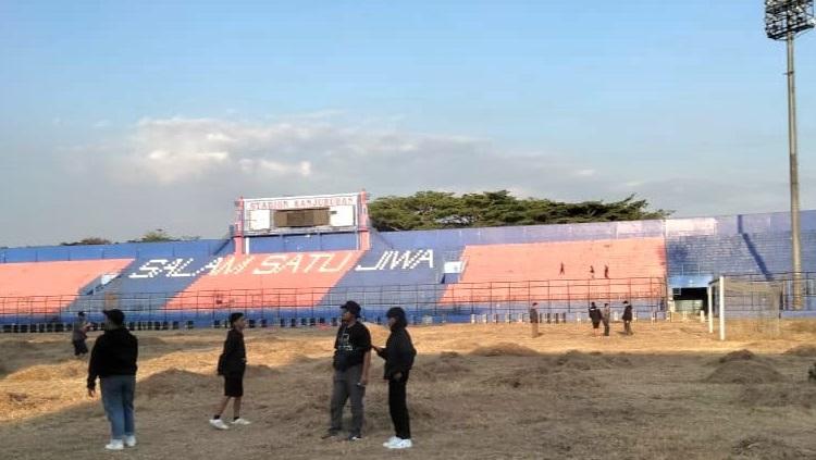 Kondisi rumput lapangan Stadion Kanjuruhan yang kering setelah 1 tahun ditutup.