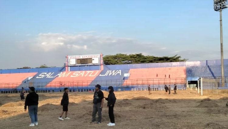 Kondisi rumput lapangan Stadion Kanjuruhan yang kering setelah 1 tahun ditutup. - INDOSPORT