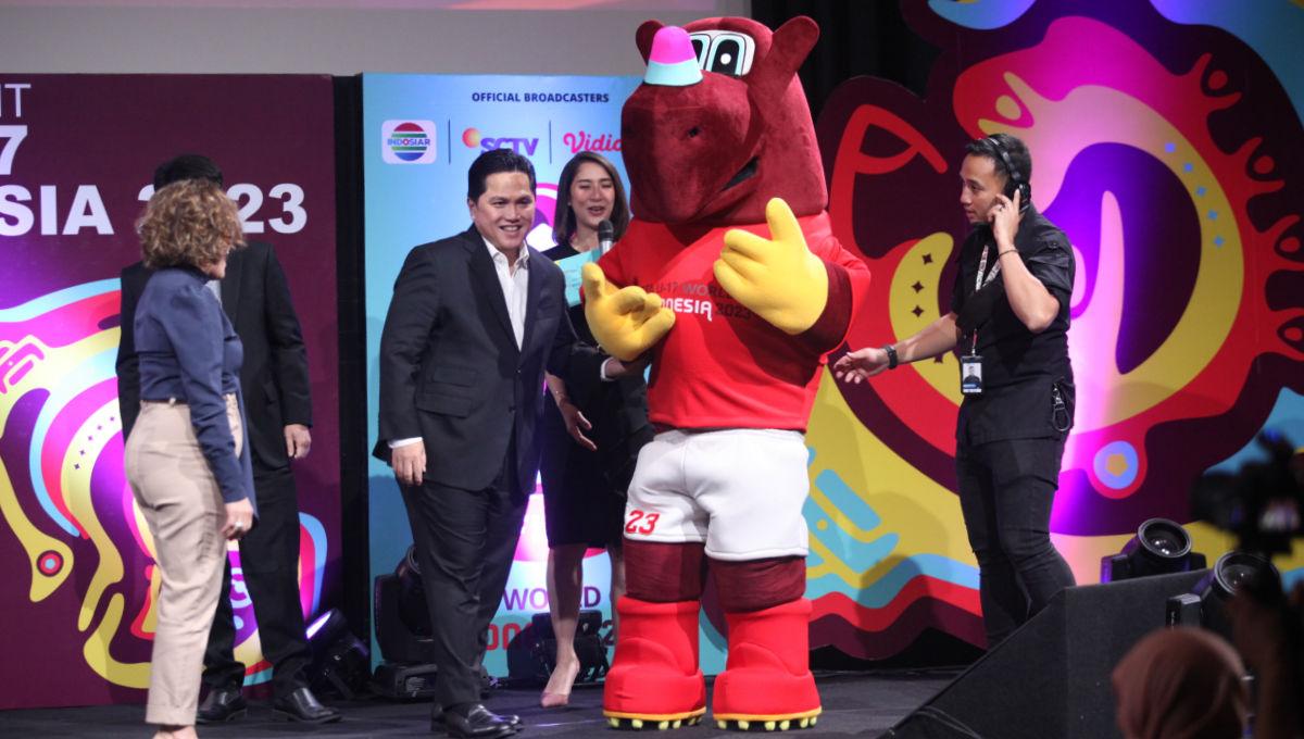 Ketum PSSI Erick Thohir bersama Maskot Resmi World Cup U-17 Indonesia, Bacuya dalam acara Broadcaster Announcement di Jakarta, Selasa (03/10/23).