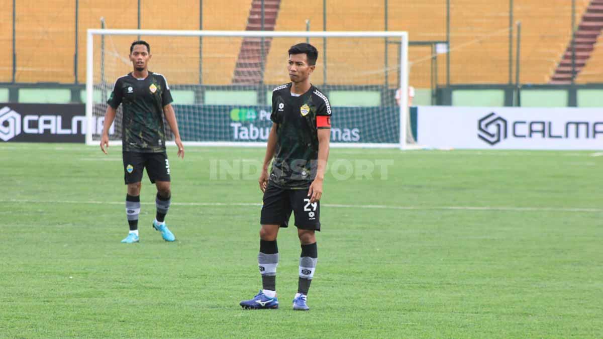 Kapten PSKC Cimahi, Suhandi saat petandingan menghadapi Persikab Bandung di pekan ke-4 Liga 2 2023-2024 di Stadion Siliwangi, Kota Bandung, Senin (02/10/23).