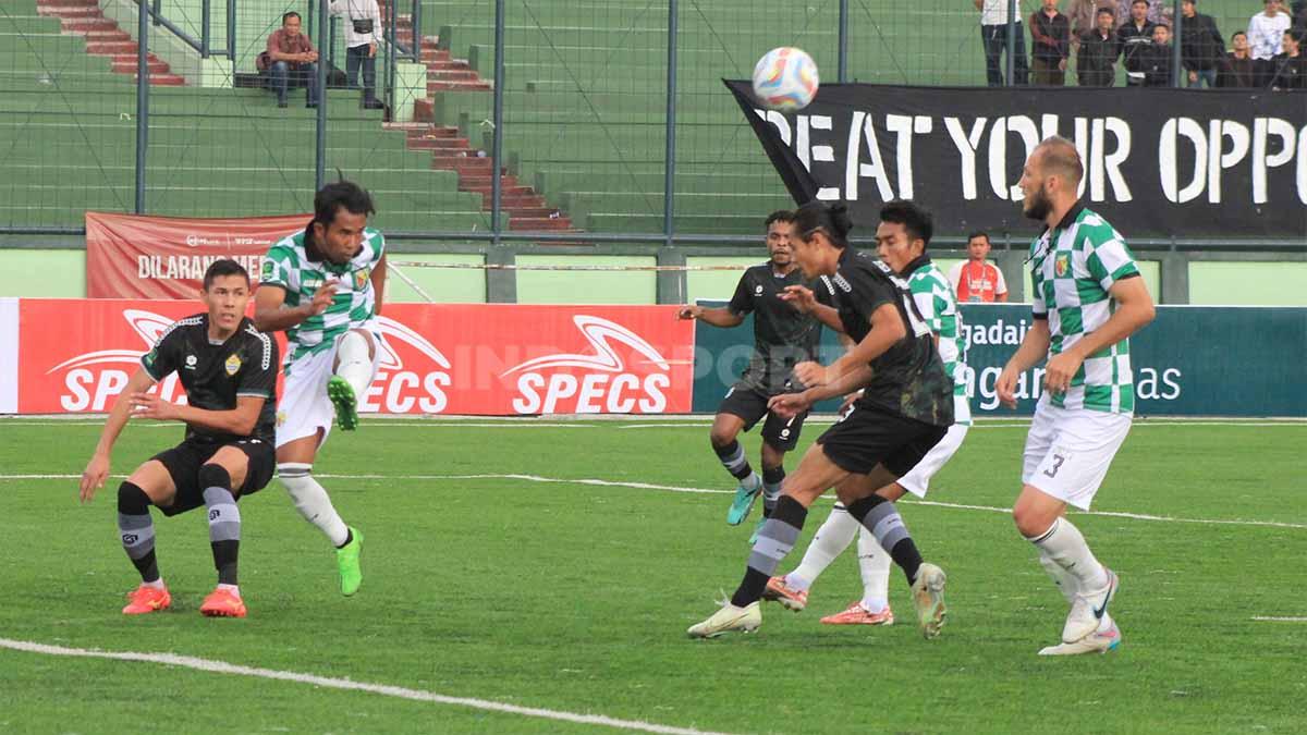 Pemain PSKC Cimahi dan Persikab Bandung, berebut bola saat pertandingan Liga 2 2023-2024 di Stadion Siliwangi, Kota Bandung, Senin (02/10/23).